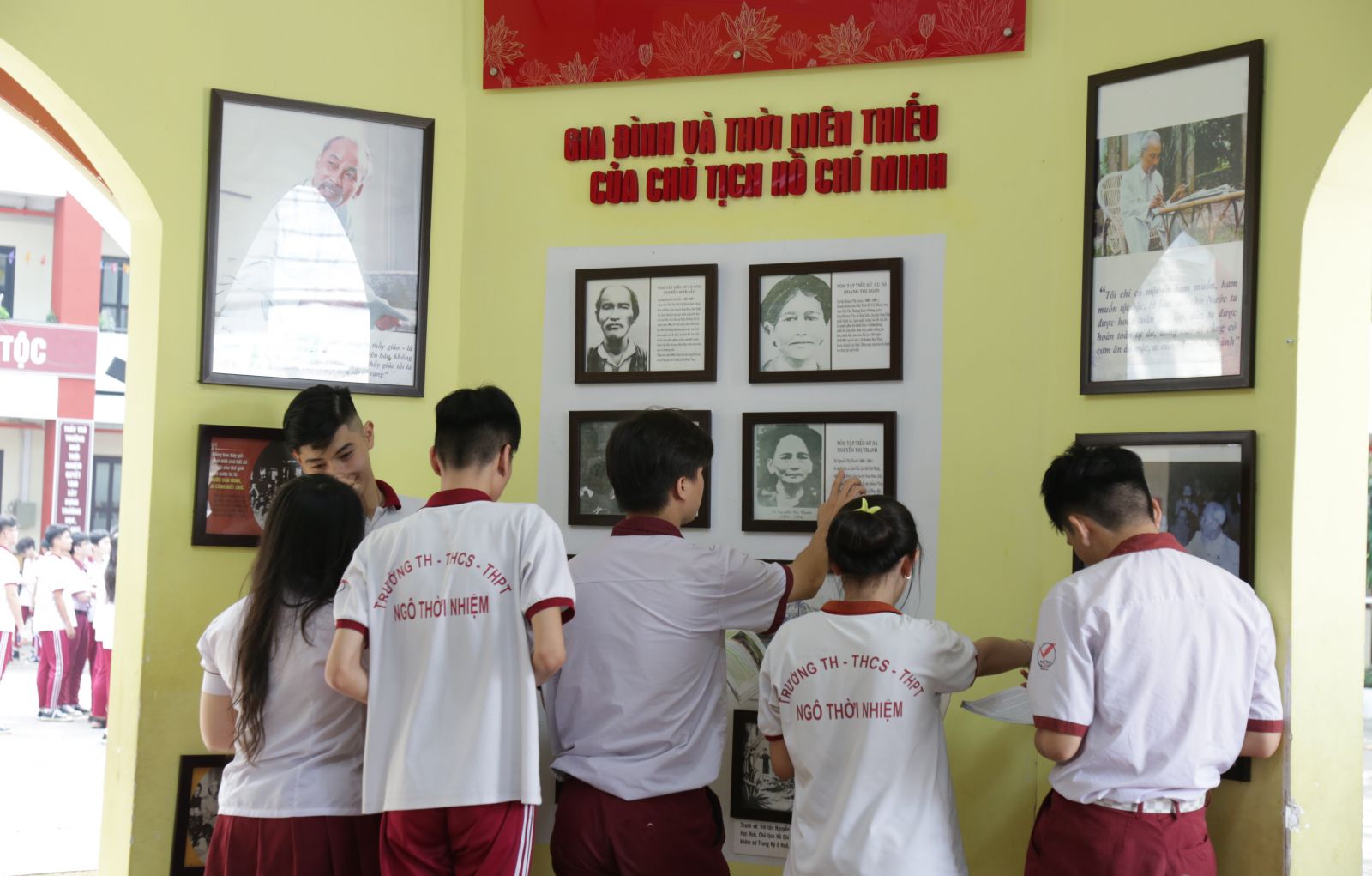 Học sinh tìm hiểu về cuộc đời và sự nghiệp của Hồ Chí Mình qua các hình ảnh tại KGVH HCM - Ảnh: Diep Nguyen Pro