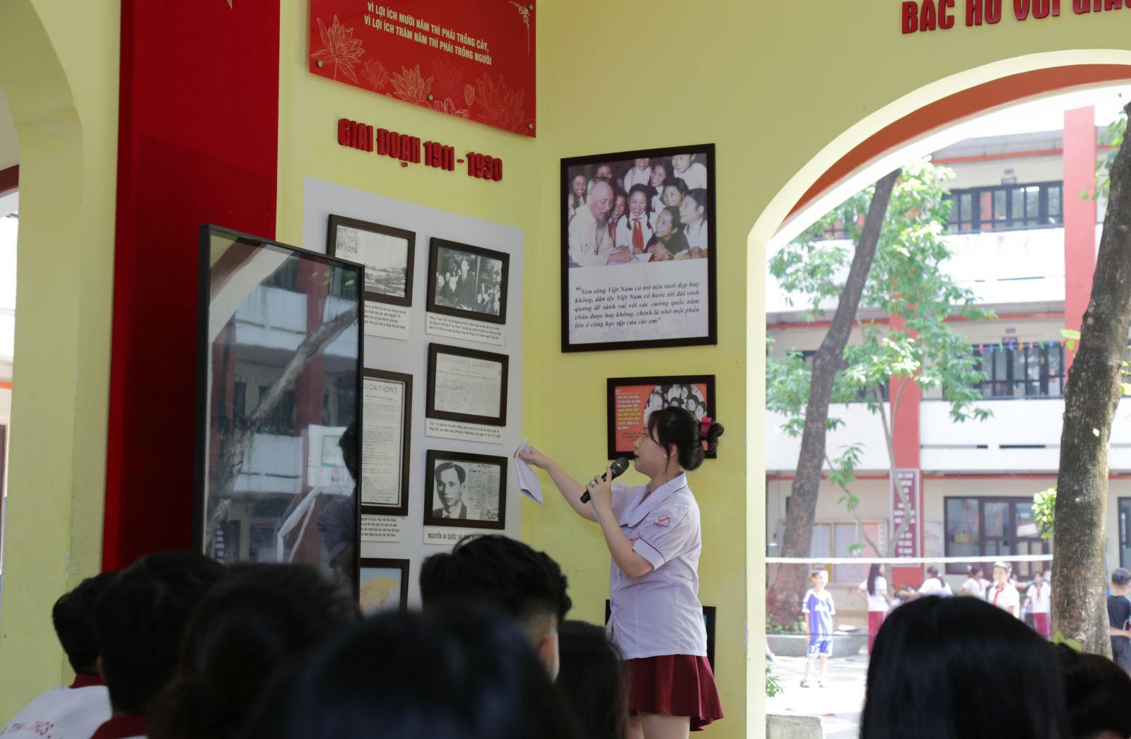 Học sinh thực hiện bài thuyết trình của nhóm - Ảnh: Diep Nguyen Pro