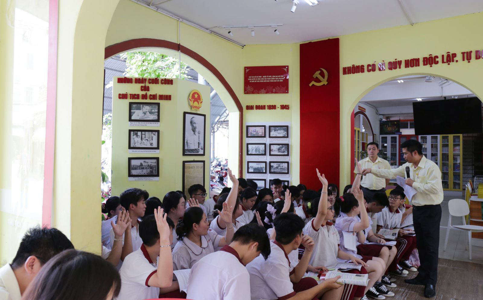 Học sinh giơ tay trả lời câu hỏi từ thầy Lê Thanh Hải - Ảnh: Diep Nguyen Pro