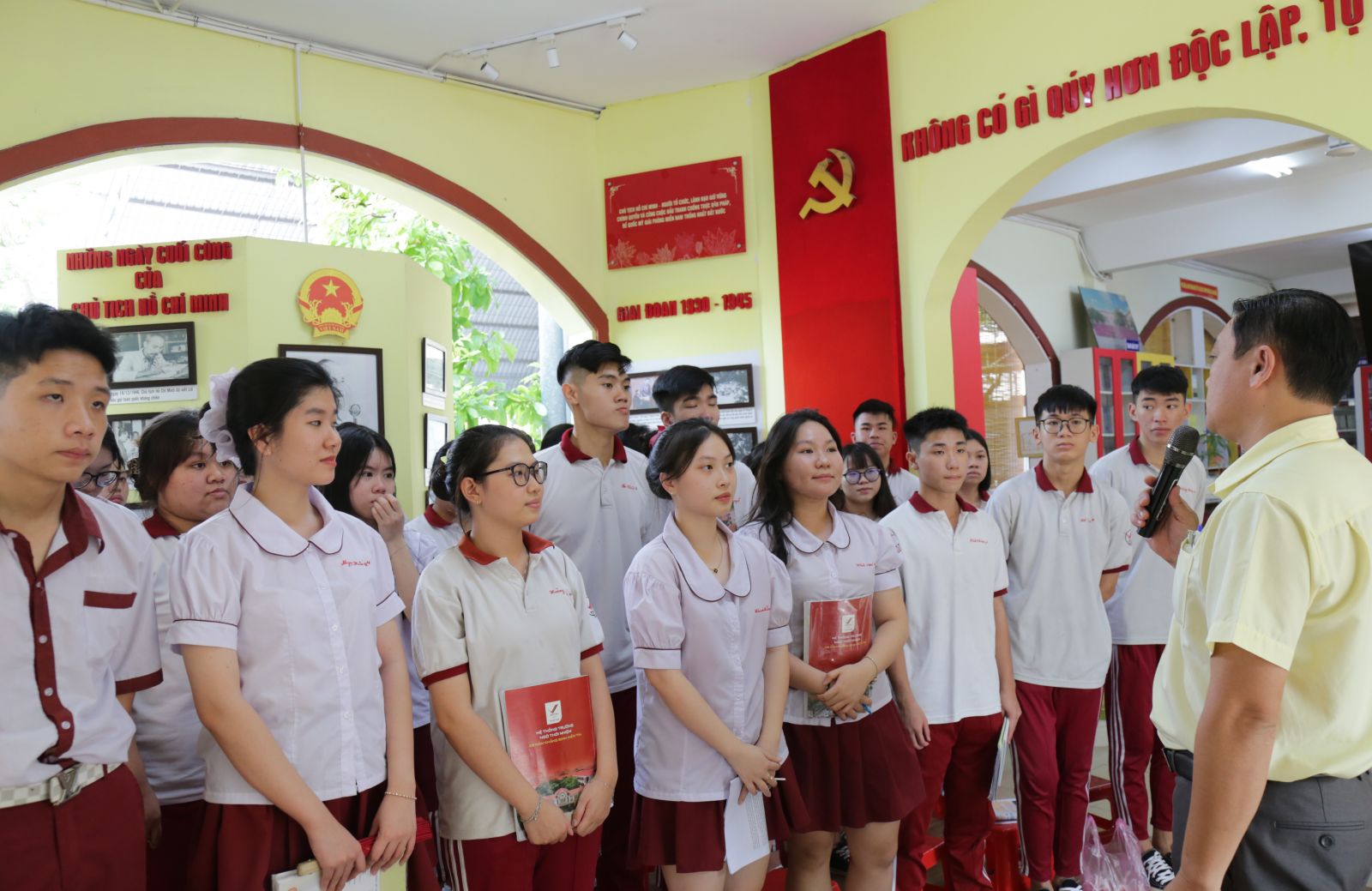 Thầy Trần Ngọc Hải đặt câu hỏi về tiết học stem tại không gian văn hóa Hồ Chí Minh - Ảnh: Diep Nguyen Pro