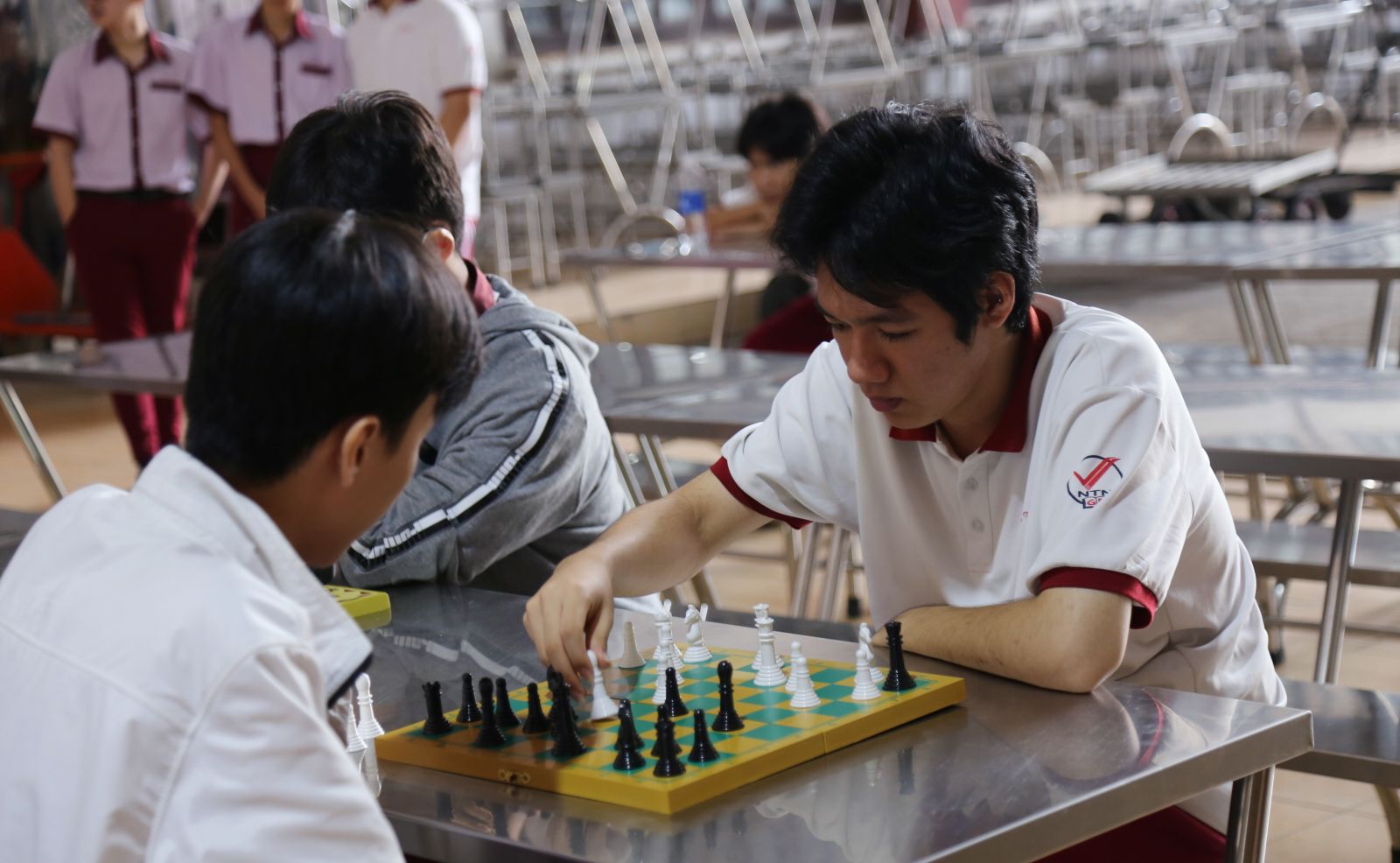 Học sinh tham gia vòng sơ khảo cờ Vua chào mừng ngày nhà giáo Việt Nam - Ảnh: Diep Nguyen Pro