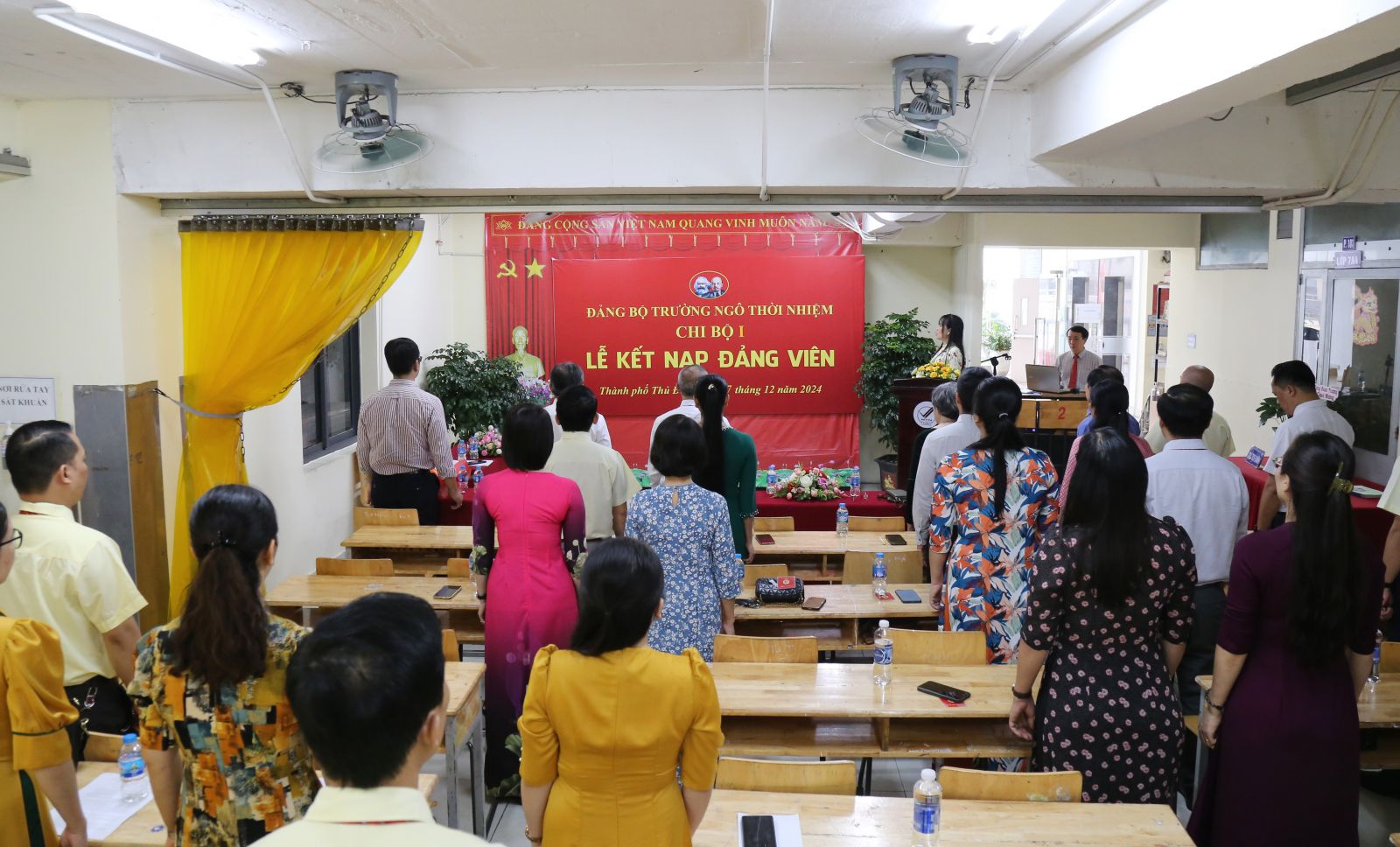 Đảng viên thực hiện nghi thức chào cờ - Ảnh: Diep Nguyen Pro