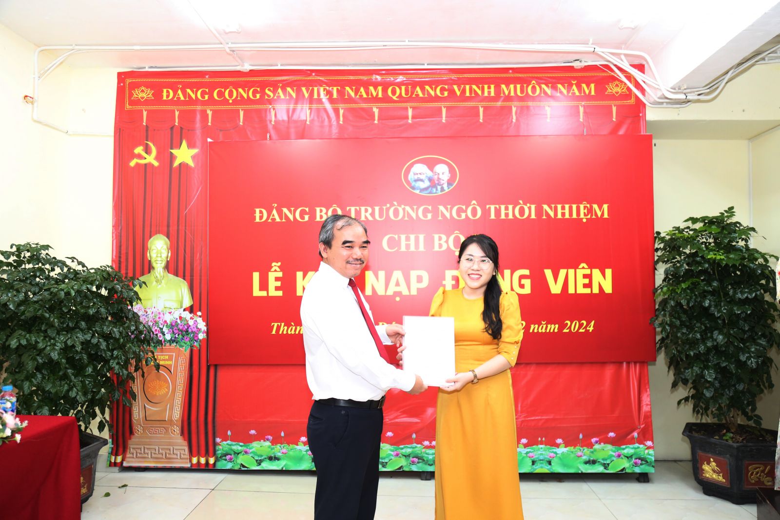 Đồng chí Tưởng Nguyên Sự trao quyết định kết nạp đảng cho đồng chí Trần Thị Xuân Thắm - Ảnh: Diep Nguyen Pro