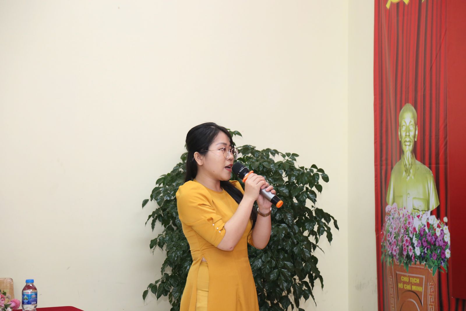 Đồng chí Trần Thị Xuân Thắm tuyên thệ sẽ tiếp tục phấn đấu để xứng đáng là người đảng viên gương mẫu - Ảnh: Diep Nguyen Pro