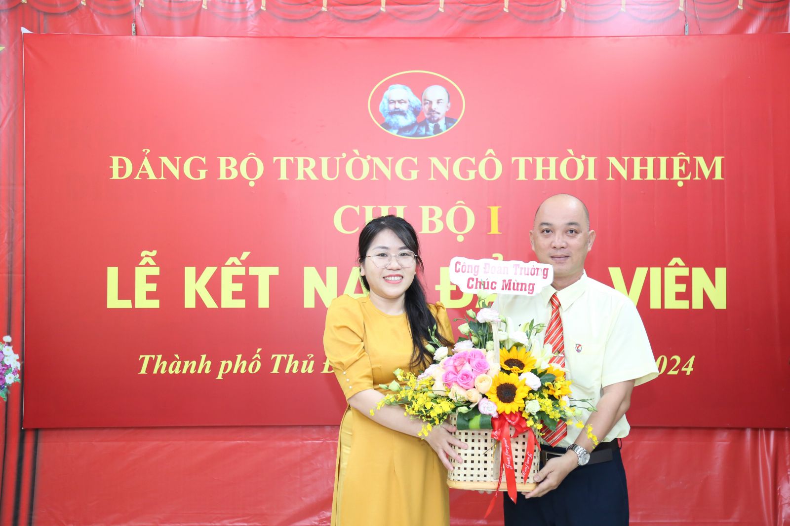Chủ tịch Công đoàn cơ sở trường Ngô Thời Nhiệm tặng hoa chúc mừng - Ảnh: Diep Nguyen Pro