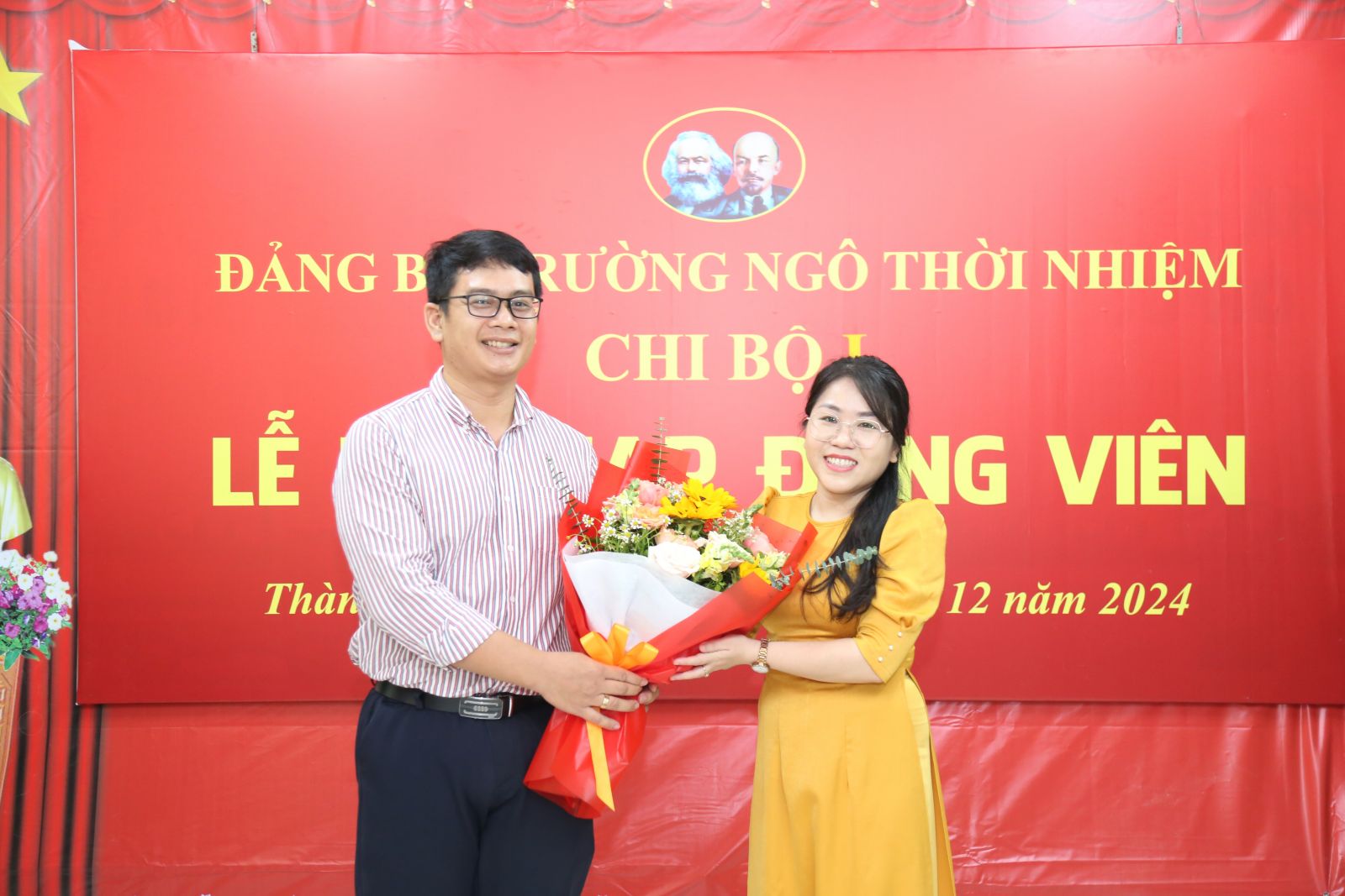 Thầy Nguyễn Thành Trung - Tổ phó Tổ Anh Văn tặng hoa chúc mừng - Ảnh: Diep Nguyen Pro