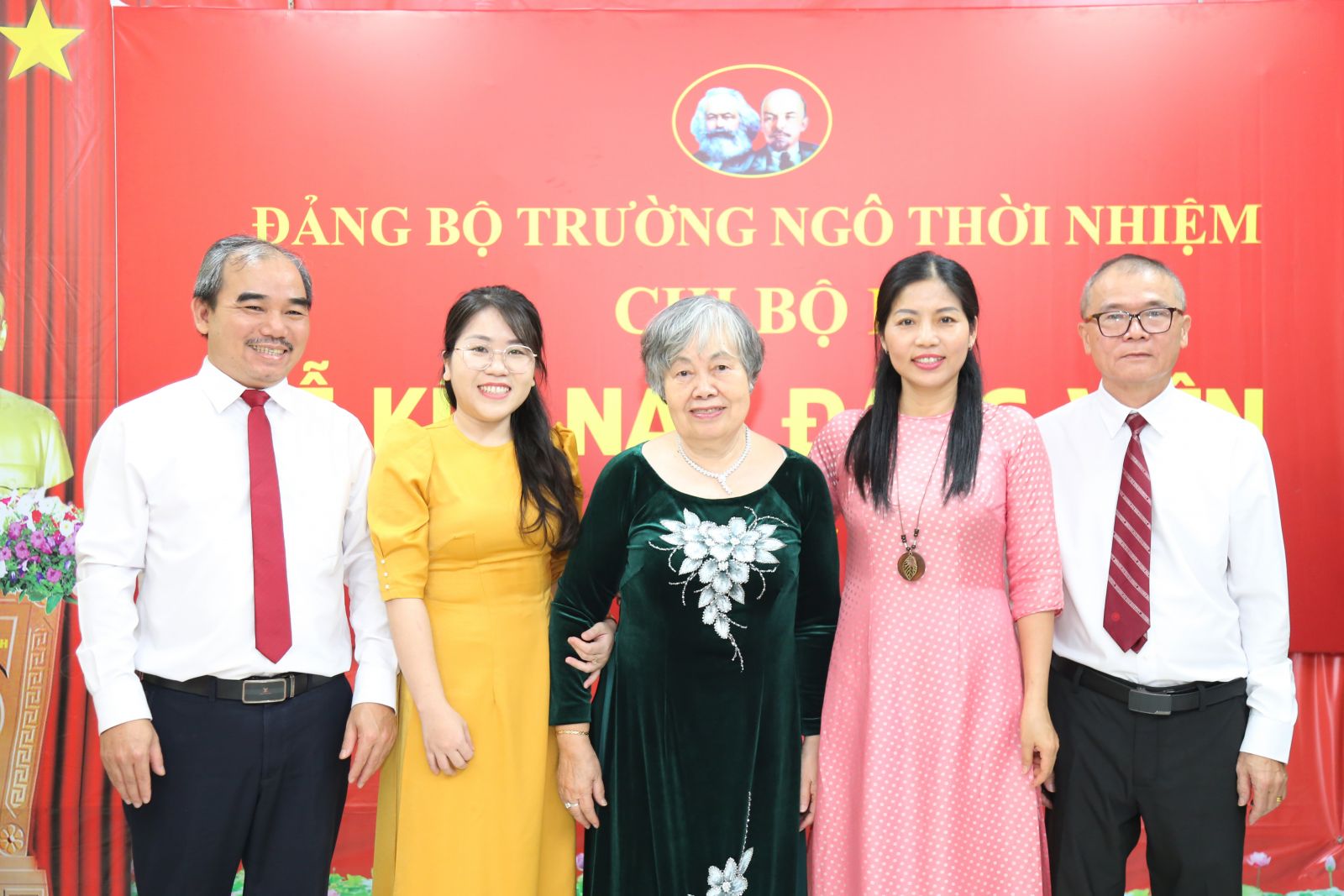 Đồng chí Trần Thị Xuân Thắm chụp hình cùng BCH chi bộ 1 - Ảnh: Diep Nguyen Pro