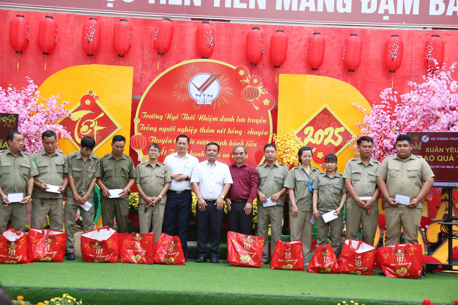 Tặng quà tình nghĩa cho lực lượng dân phòng thường trực trên địa bàn phường Phước Long A, TP. Thủ Đức