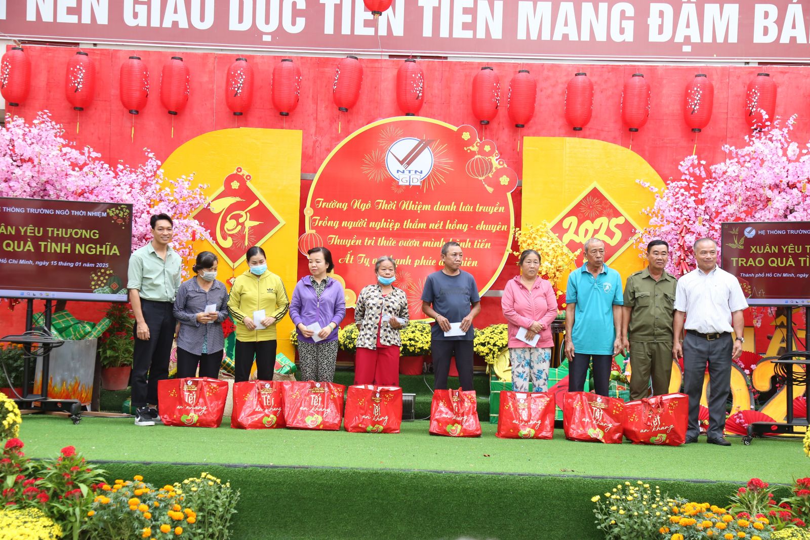 Tặng quà cho các hộ nghèo, có hoàn cảnh khó khăn