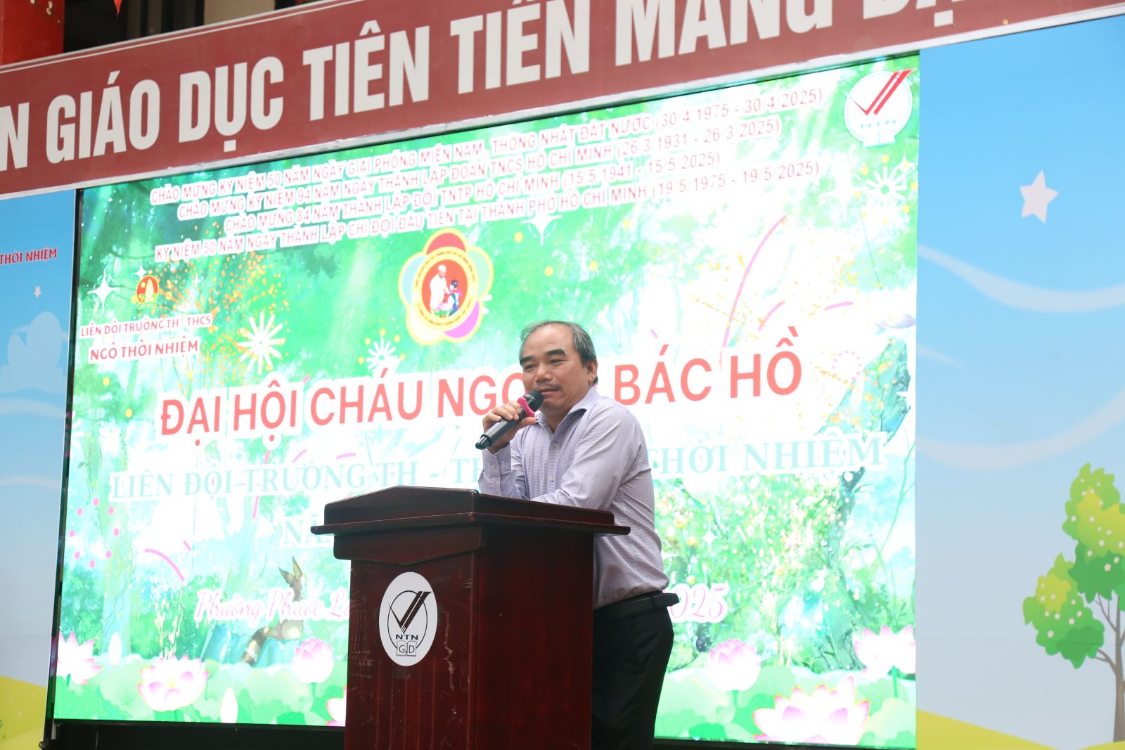 Thầy Tưởng Nguyên Sự - Hiệu trưởng nhà trường phát biểu tại Đại hội
