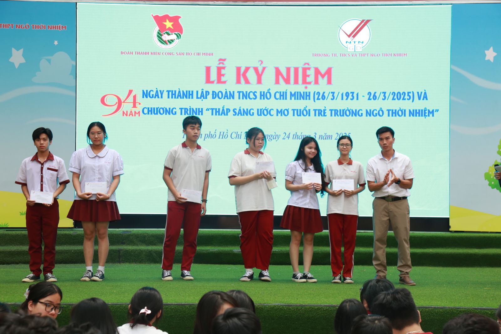 Trao học bổng “Thắp sáng ước mơ tuổi trẻ Ngô Thời Nhiệm” cho các học sinh khó khăn biết vươn lên học tập