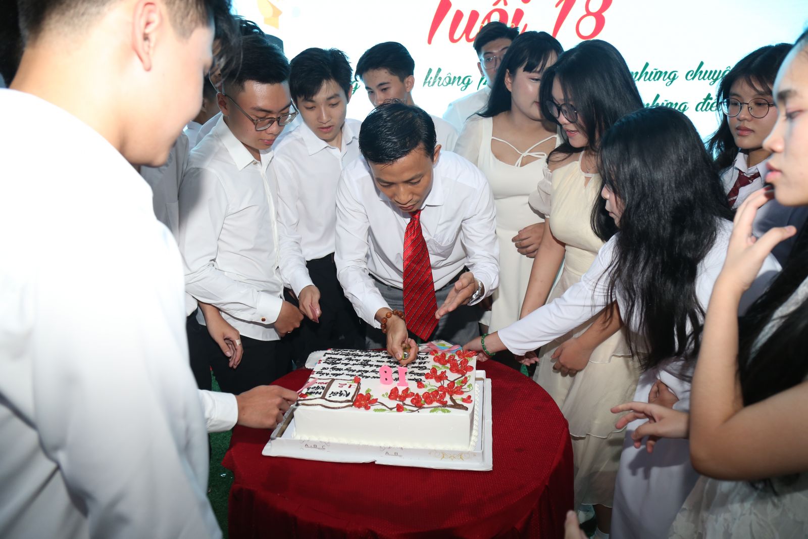 Khoảnh khắc cắt bánh mừng sinh nhật tuổi 18 của học sinh khối 12 