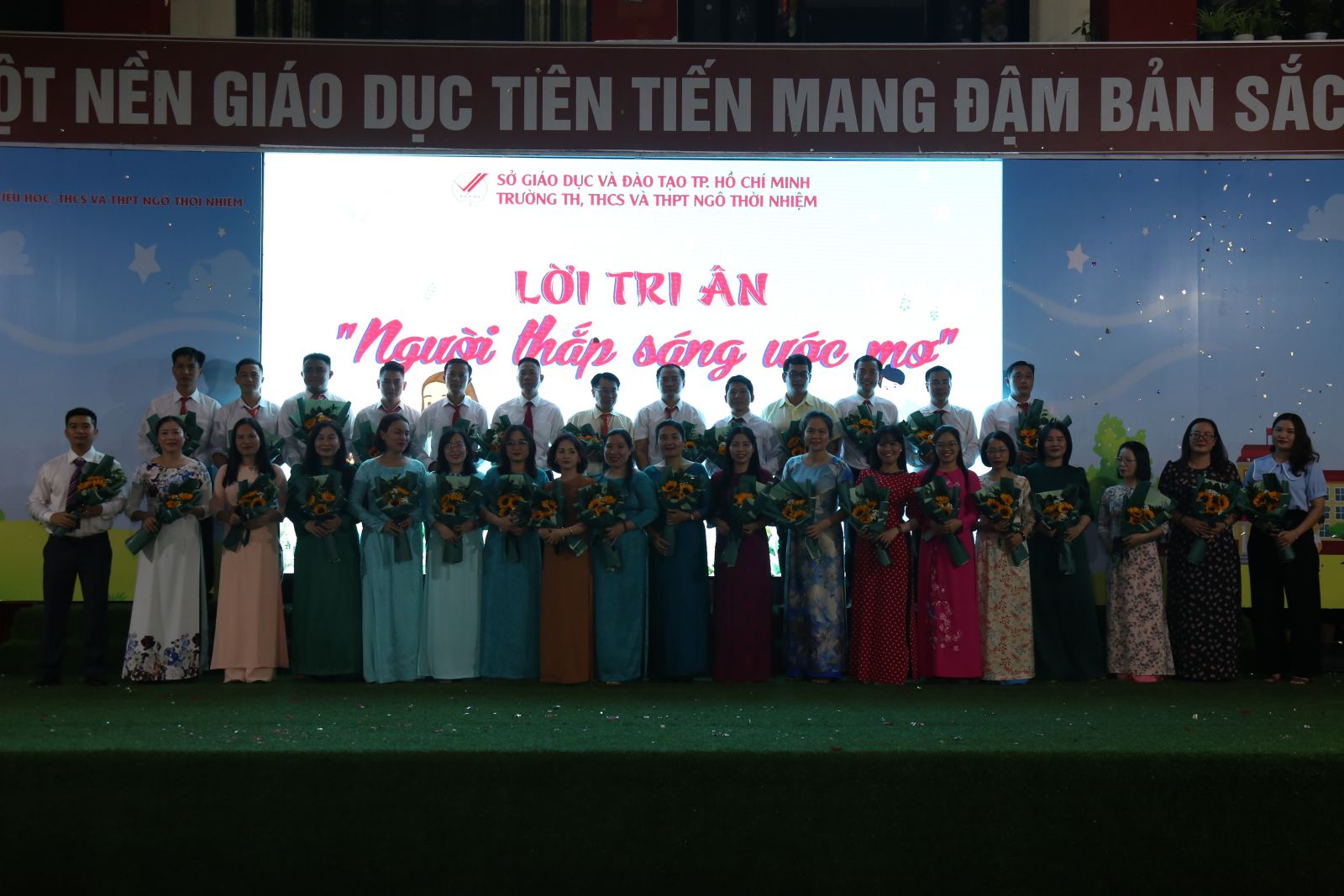 Tặng hoa tri ân thầy, cô 