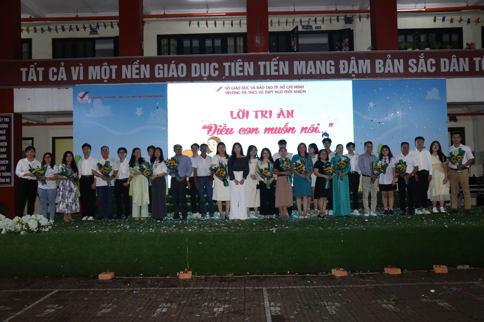 Tặng hoa tri ân cha, mẹ 