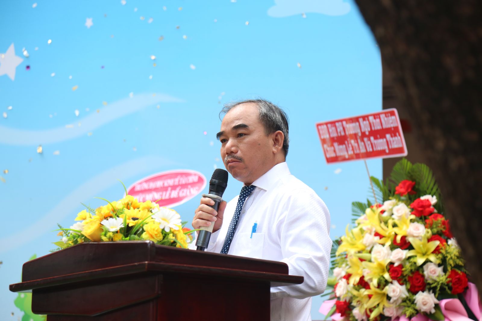 Thầy Tưởng Nguyên Sự - Hiệu trưởng trường TH, THCS và THPT Ngô Thời Nhiệm phát biểu tại lễ tổng kết