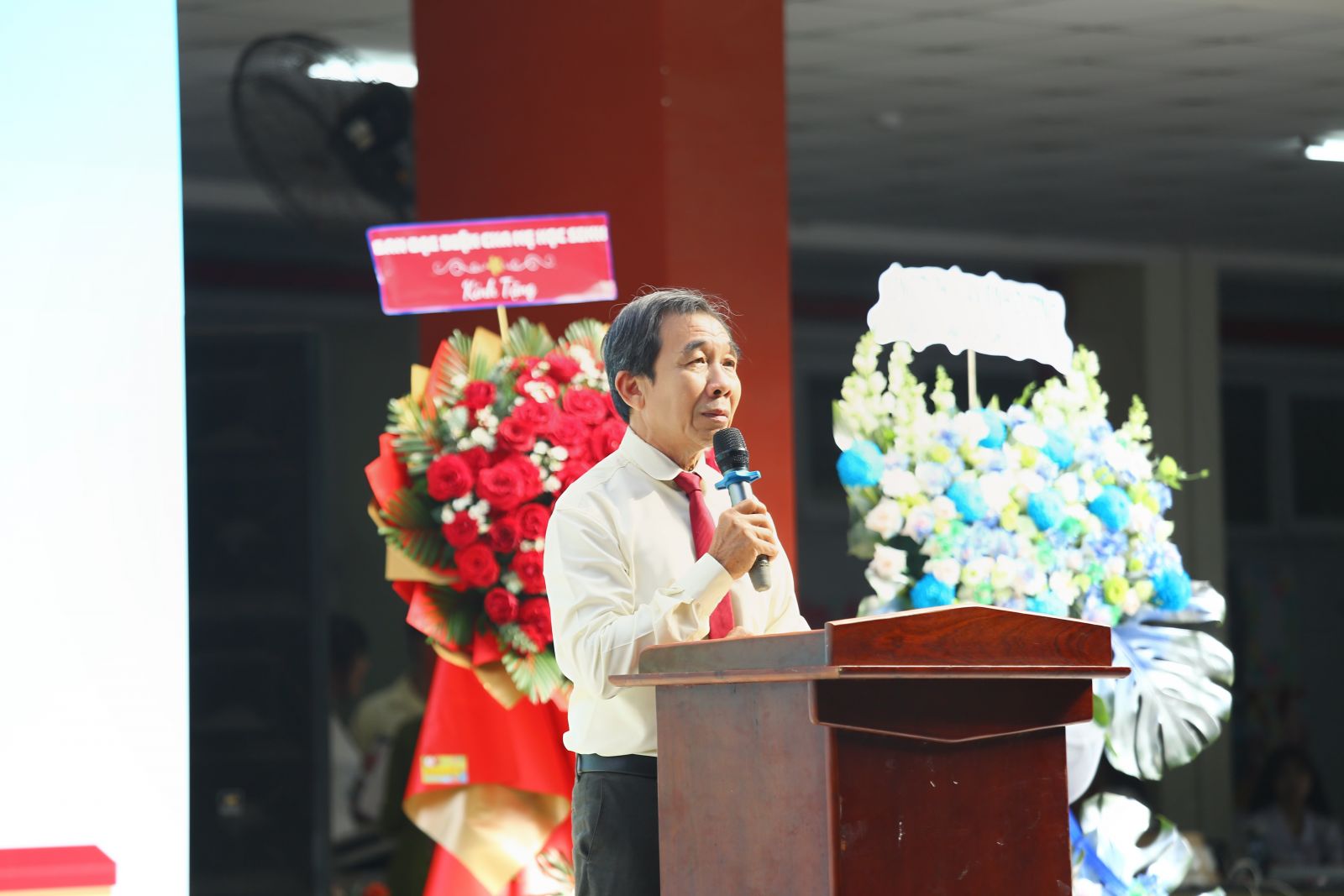 Thầy Trần Anh Dũng – Hiệu trưởng trường TH, THCS và THPT Ngô Thời Nhiệm phát biểu tại lễ tổng kết
