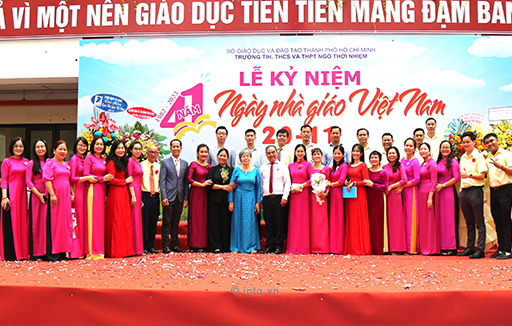 Tổng hợp những khoảnh khắc nhận thưởng của thầy trò trường Ngô Thời Nhiệm nhân lễ kỷ niệm 41 năm ngày nhà giáo Việt Nam