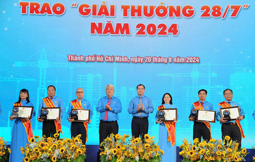 Chủ tịch Công đoàn trường TH, THCS và THPT Ngô Thời Nhiệm vinh dự được chọn là 1 trong 16 cán bộ Công đoàn xuất sắc của Liên đoàn Lao động Thành phố Hồ Chí Minh