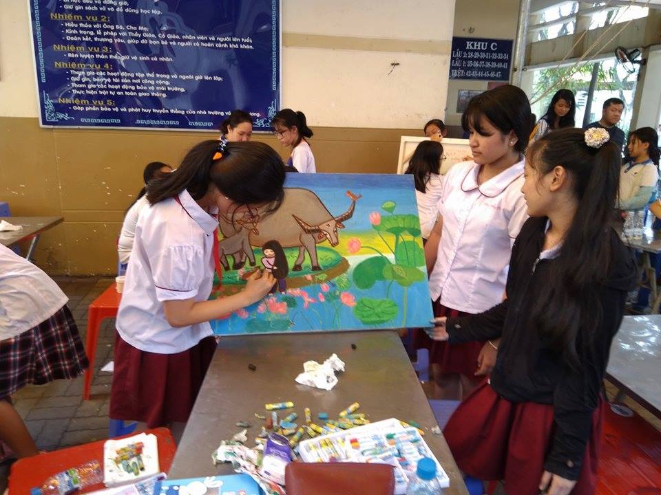 Ngày 22/03/2018, hơn 50.000 thí sinh là học sinh các trường tiểu học, THCS, trường quốc tế, các em khuyết tật tại TPHCM và một số tỉnh thành như Bến Tre, Đồng Nai… đã tham gia Hội thi Nét vẽ xanh lần thứ 21 - năm 2018. Đến với hội thi lần này, các em học sinh trường tư thục Ngô Thời Nhiệm thể hiện tác phẩm tình yêu quê hương với những góc nhìn lạ, tả thực một cách sinh động, ấn tượng về cảm nhận cuộc sống xung quanh  Hội thi Nét vẽ xanh lần thứ 21 - năm 2018 do Sở GD-ĐT, Sở VH-TT, Thư viện Khoa học tổng hợp và Bảo tàng Chứng tích chiến tranh cùng phối hợp tổ chức đã diễn ra trong những tháng qua, thu hút hơn 50.000 thí sinh là học sinh các trường tiểu học, THCS, trường quốc tế, các em khuyết tật tại TPHCM và một số tỉnh thành như Bến Tre, Đồng Nai… tham gia. 