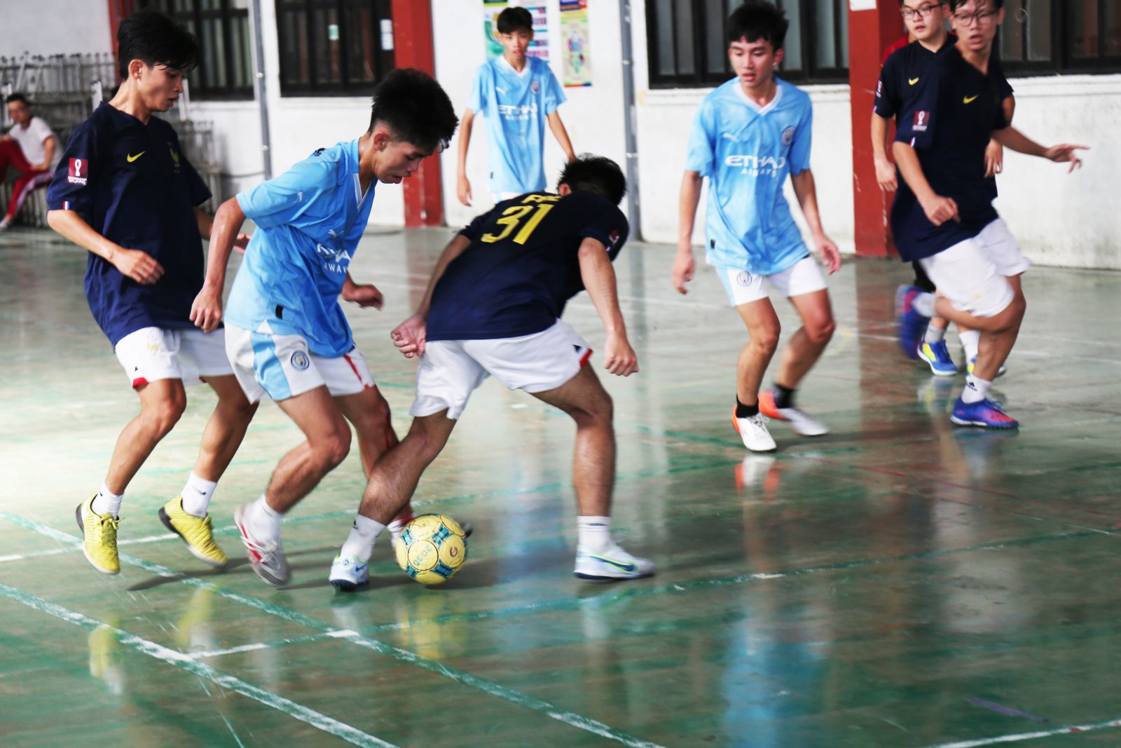 Bóng đá nam diễn ra gây cấn và hấp dẫn