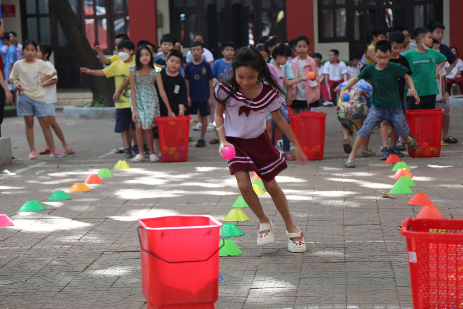 Khối tiểu học tham gia các trò chơi vận động nhẹ