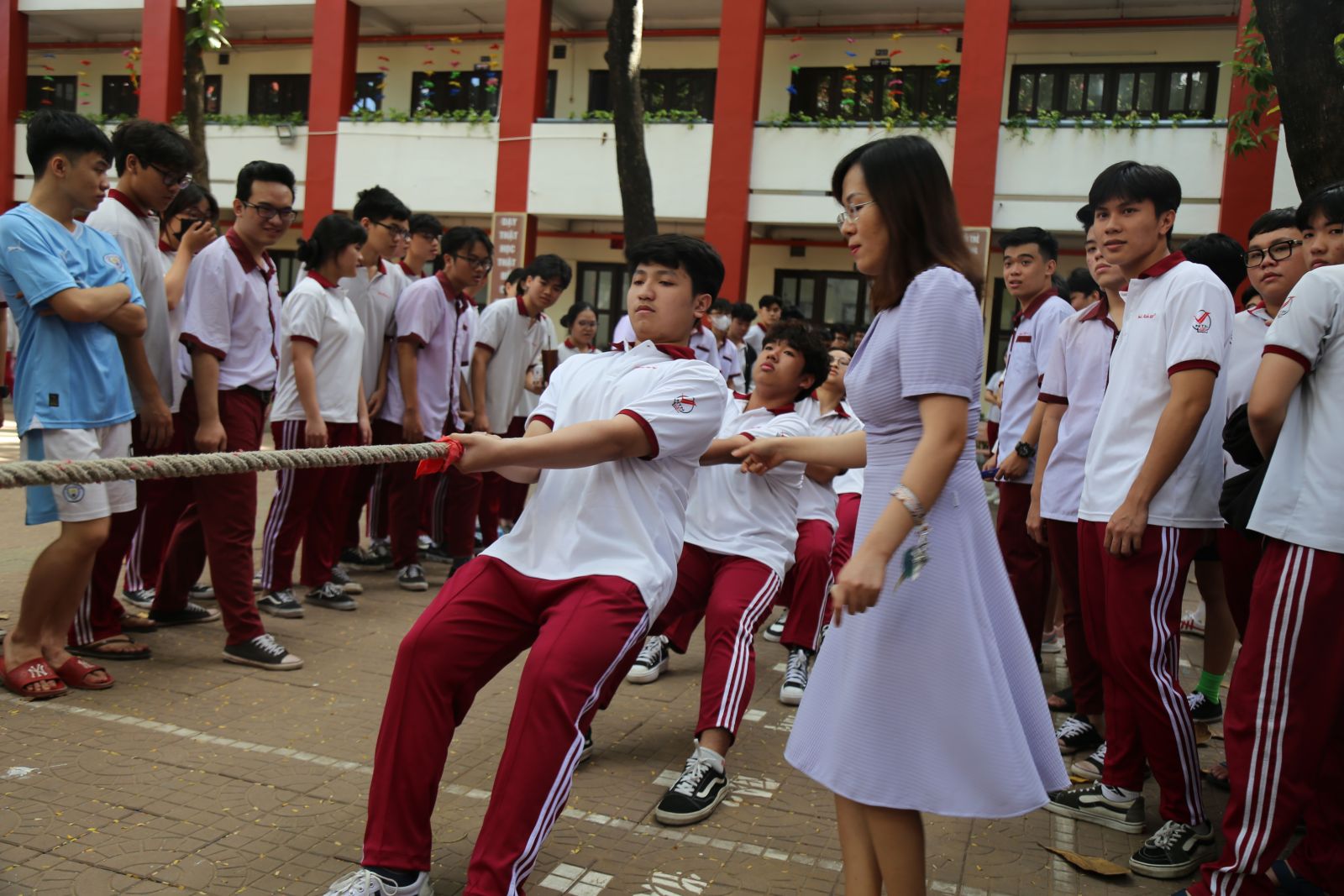 Hoạt động kéo co lớp 12