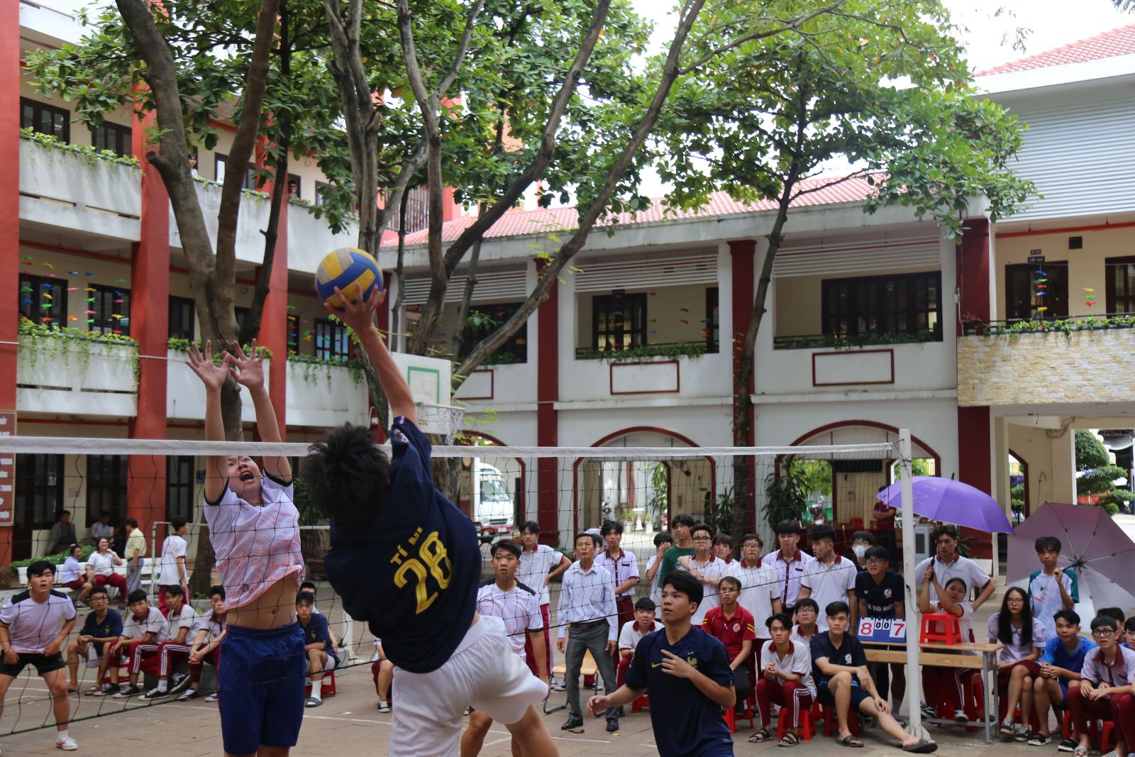 Trận chung kết bóng chuyền nam diễn ra sôi nổi