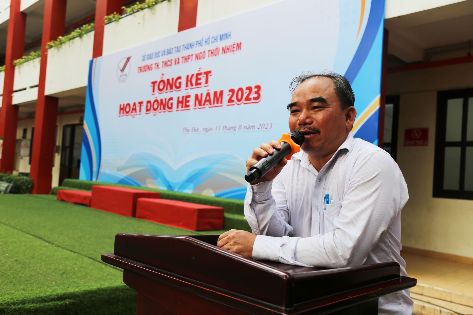 Thầy Tưởng Nguyên Sự - Hiệu trưởng trường TH, THCS và THPT Ngô Thời Nhiệm đánh giá cao tinh thần tham gia các học sinh và giáo viên