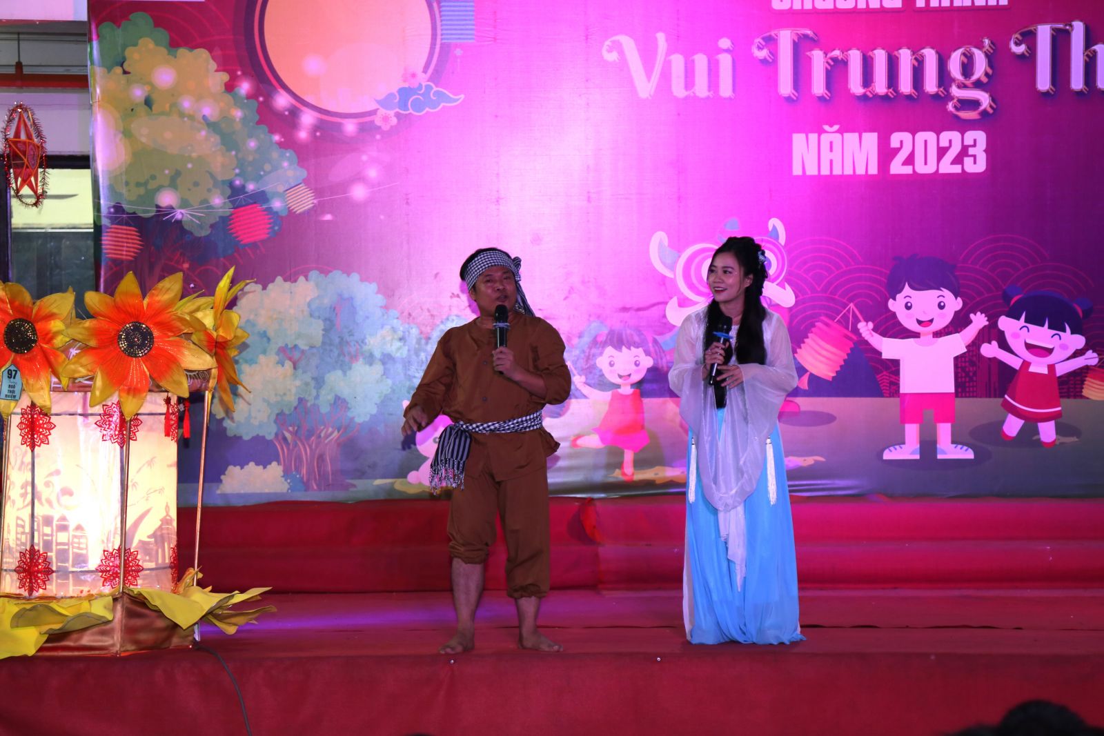 Chú Cuội và chị Hằng đã mang lại nhiều tiết mục vui nhộn cho các em thiếu nhi 