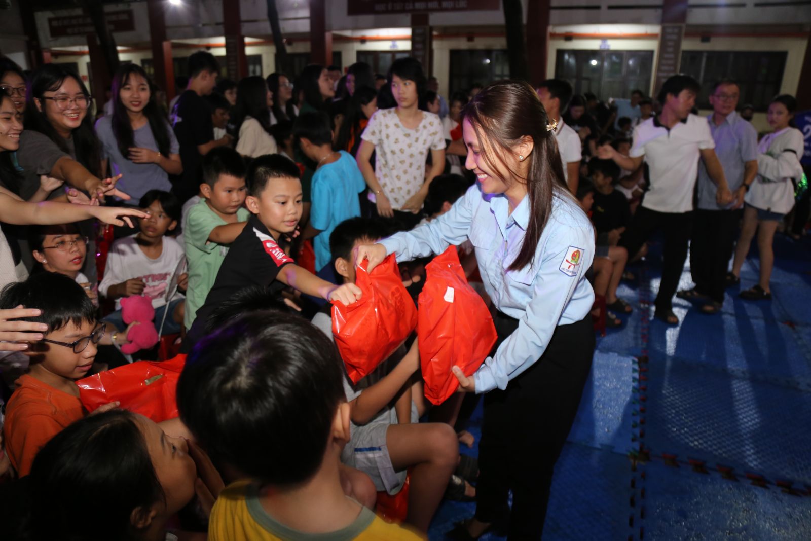 Các đại biểu trao quà Trung thu cho các em thiếu nhi của trường