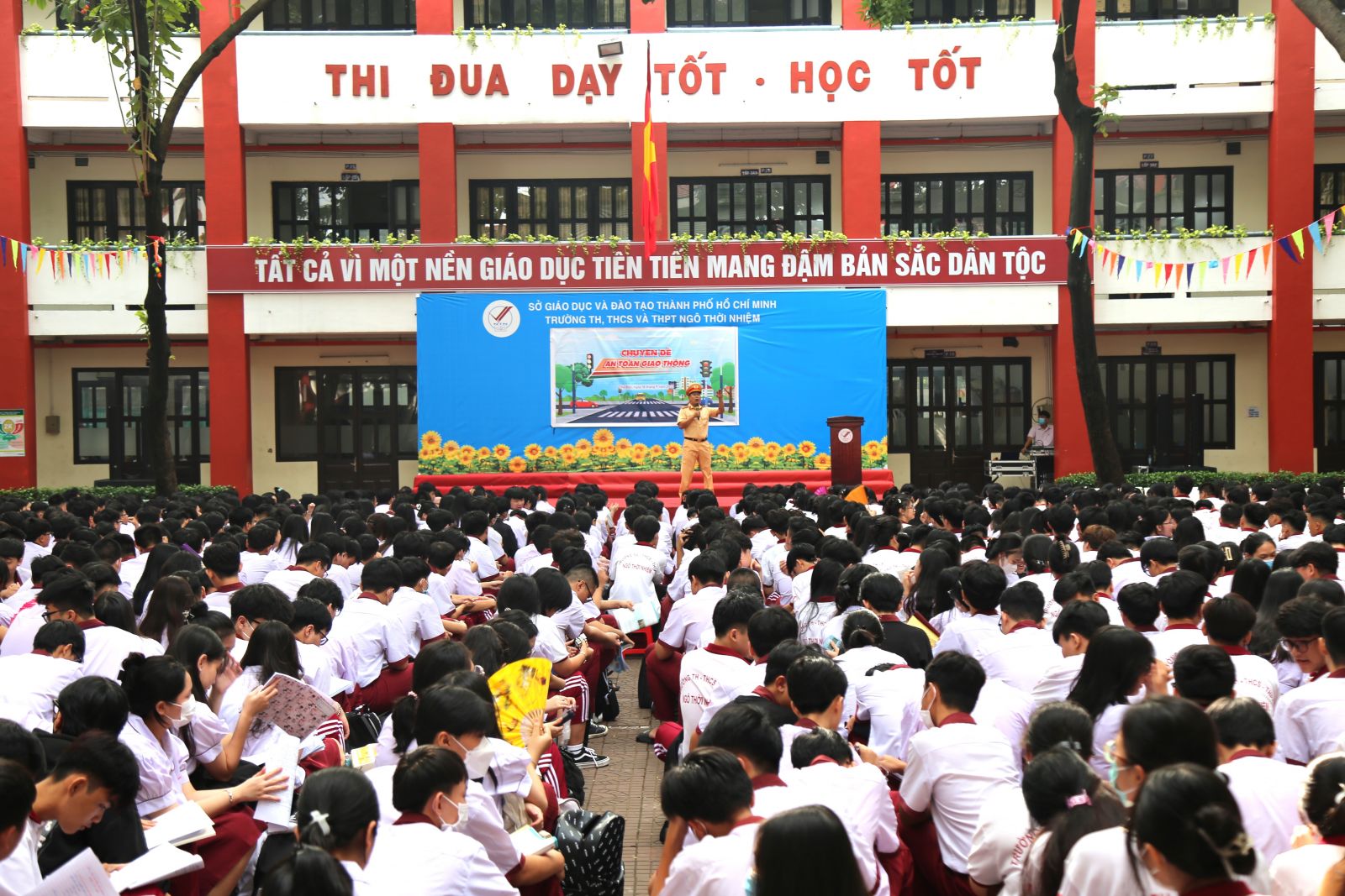 Toàn cảnh buổi tuyên truyền an toàn giao thông tại trường Ngô Thời Nhiệm