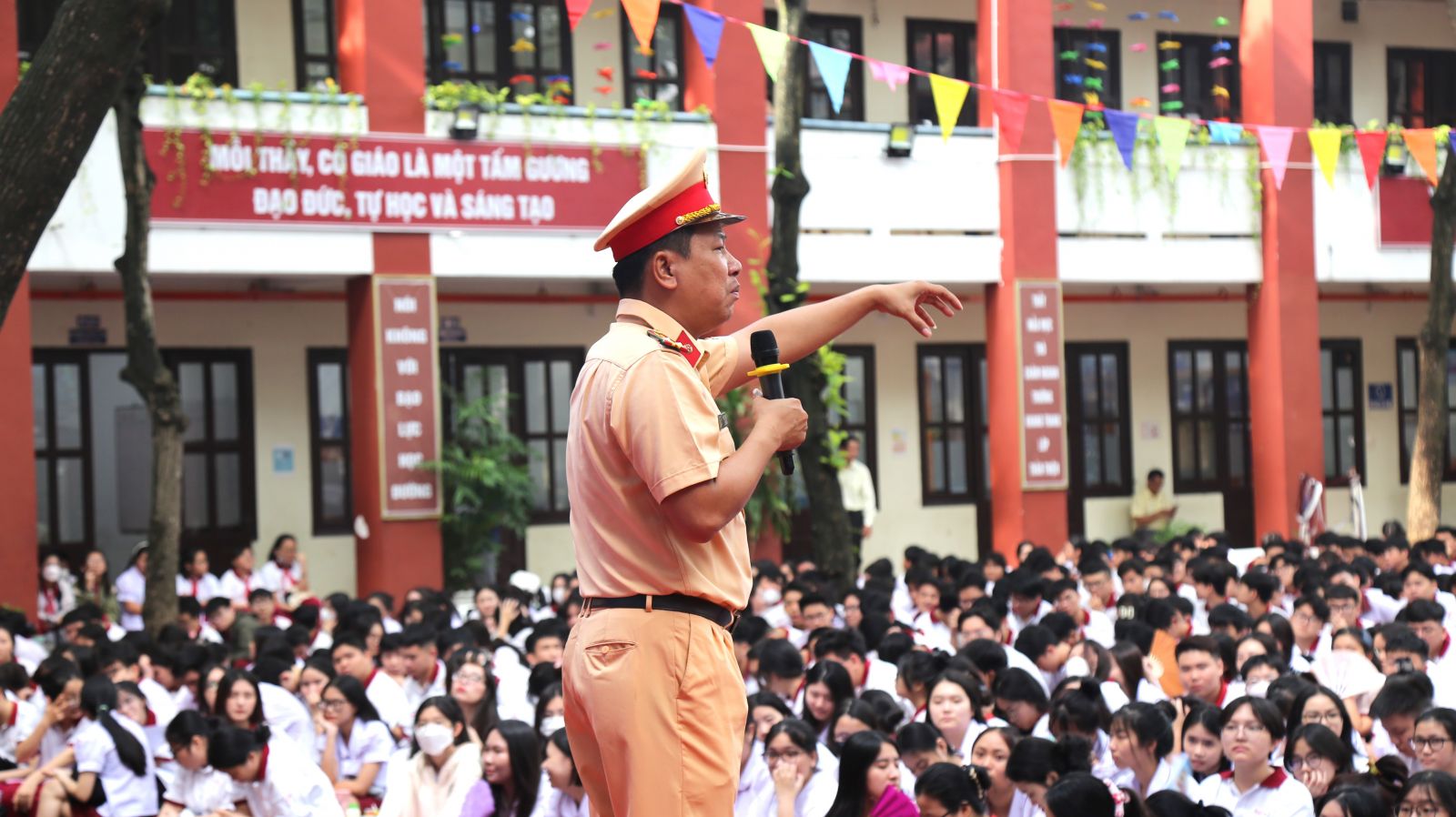 Trung tá Nguyễn Chánh Trung – Đội CSGT CA TP. Thủ Đức tuyên truyền tại trường Ngô Thời Nhiệm