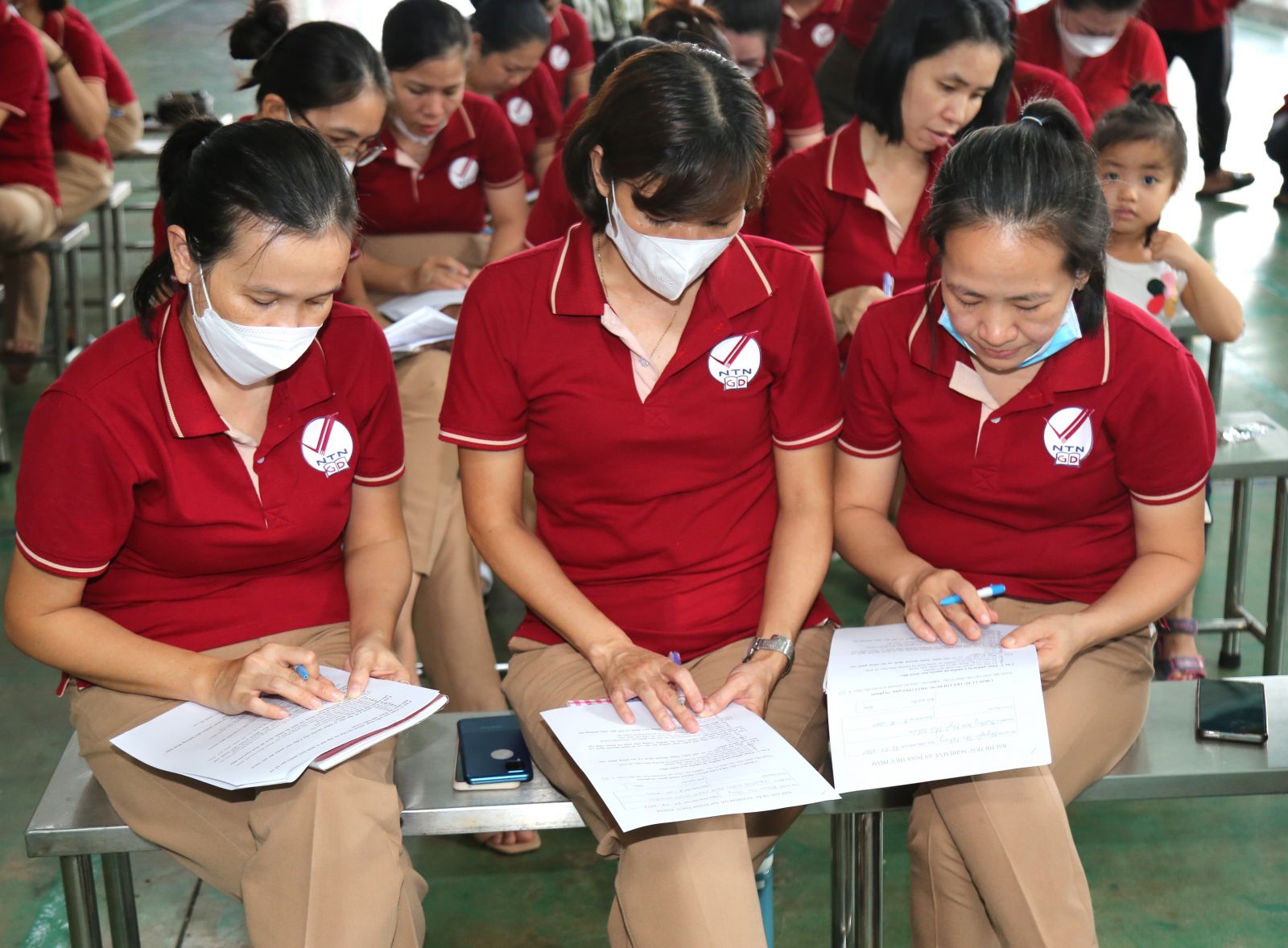 Cán bộ, nhân viên bếp, bảo mẫu làm bài trắc nghiệm để đánh giá kiến thức về An toàn vệ sinh thực phẩm