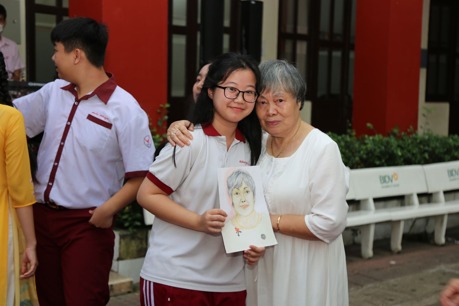 Học sinh lớp 11A11 vẽ tranh tặng cho cô Phạm Thị Thúy Vĩnh – Người sáng lập hệ thống trường Ngô Thời Nhiệm