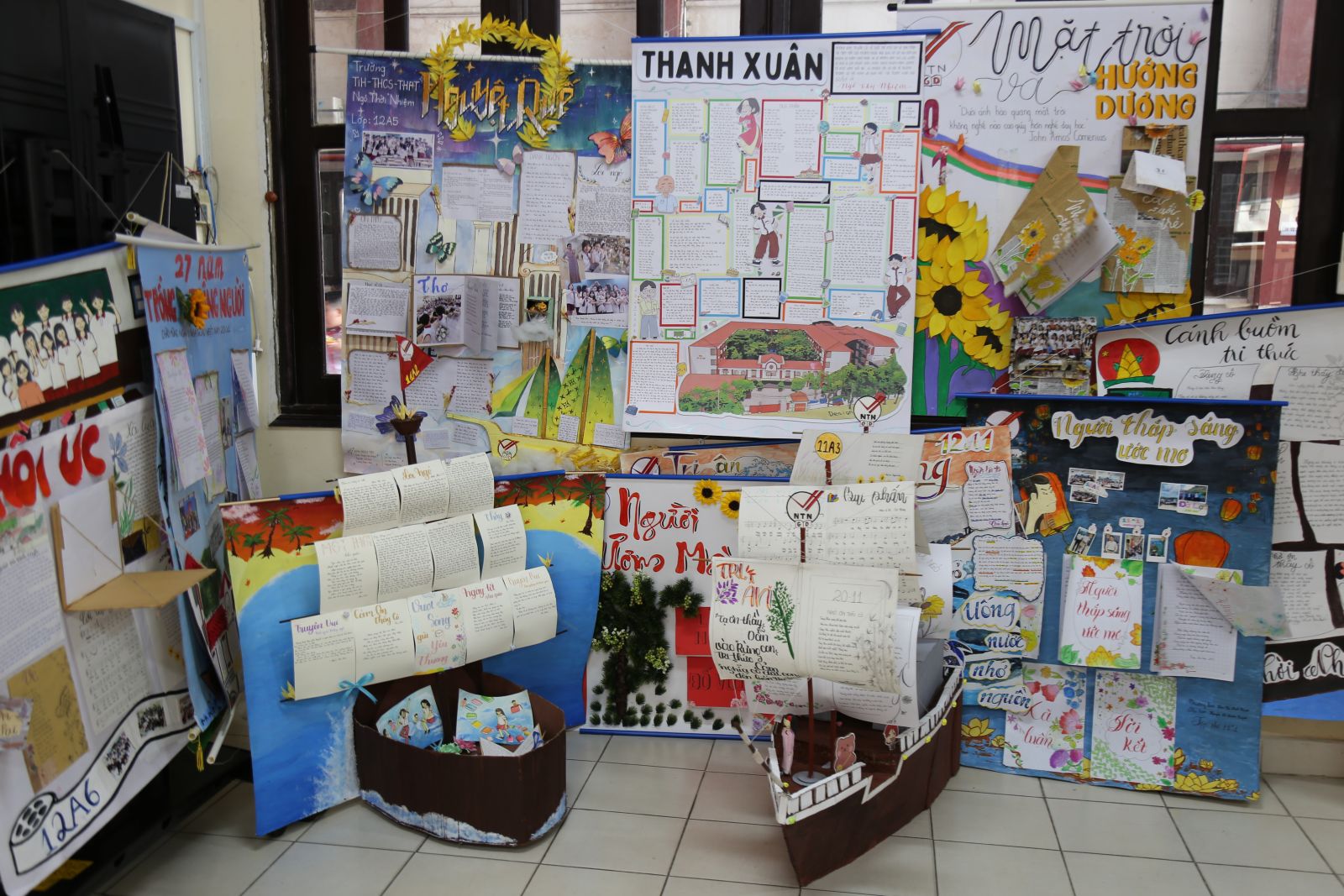 Những tác phẩm báo tường chào mừng ngày 20-11 được các em học sinh trang trí đặc sắc.