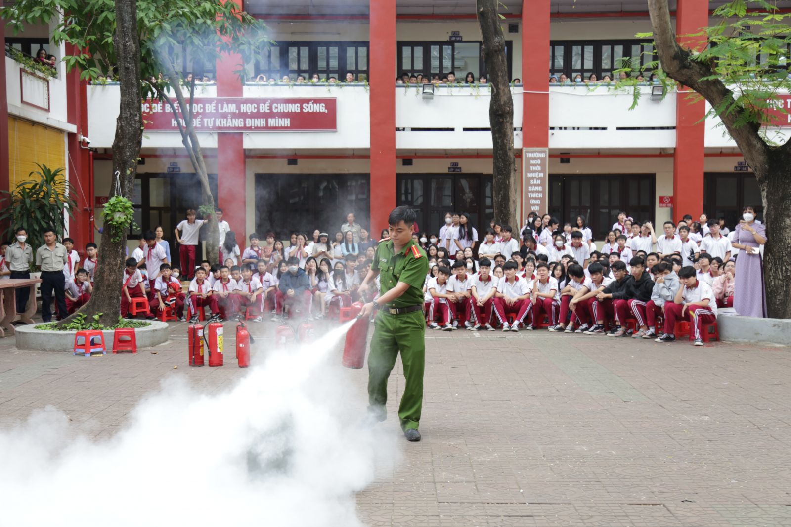 Hướng dẫn học sinh cách sử dụng bình PCCC