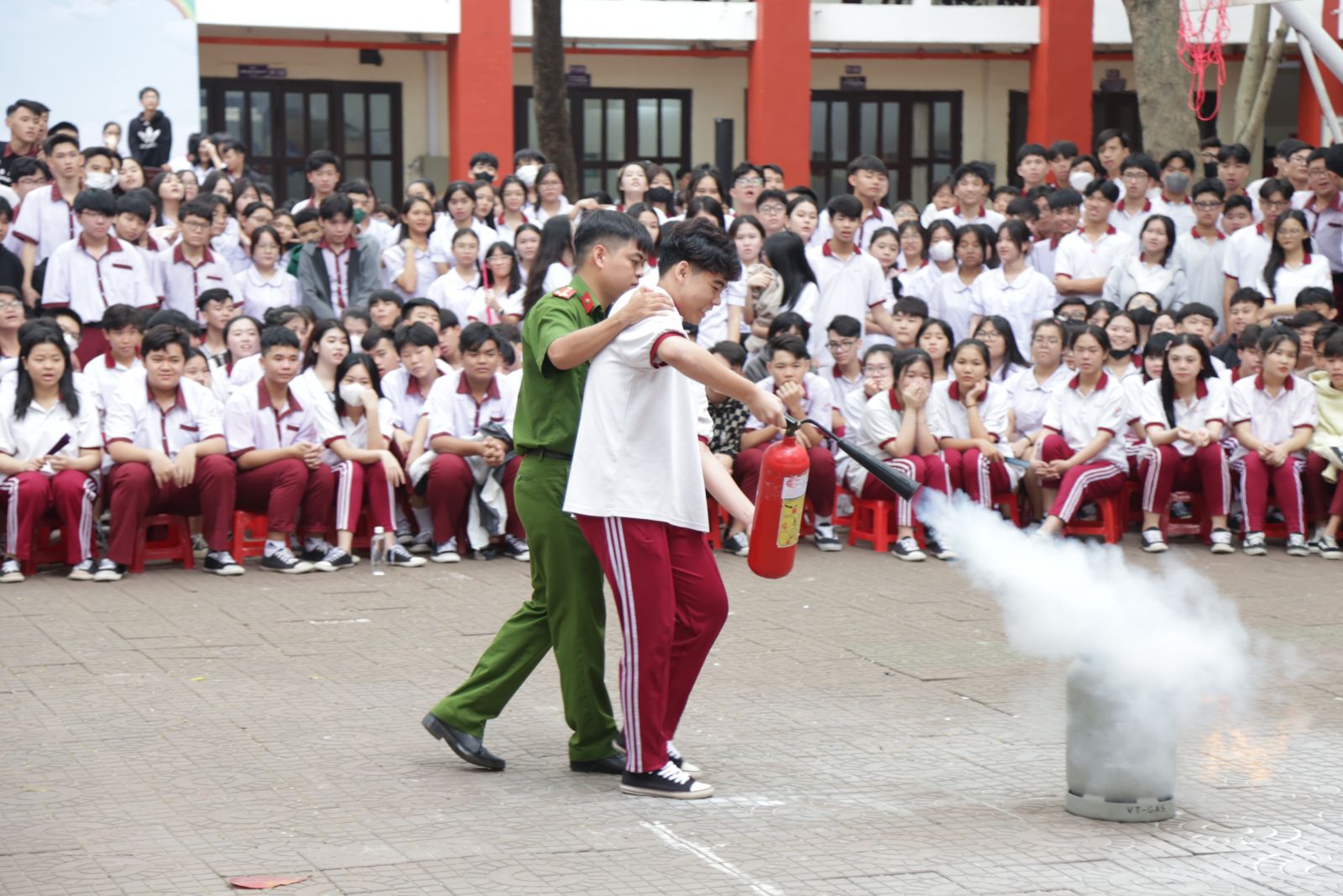 Hướng dẫn học sinh cách sử dụng bình PCCC