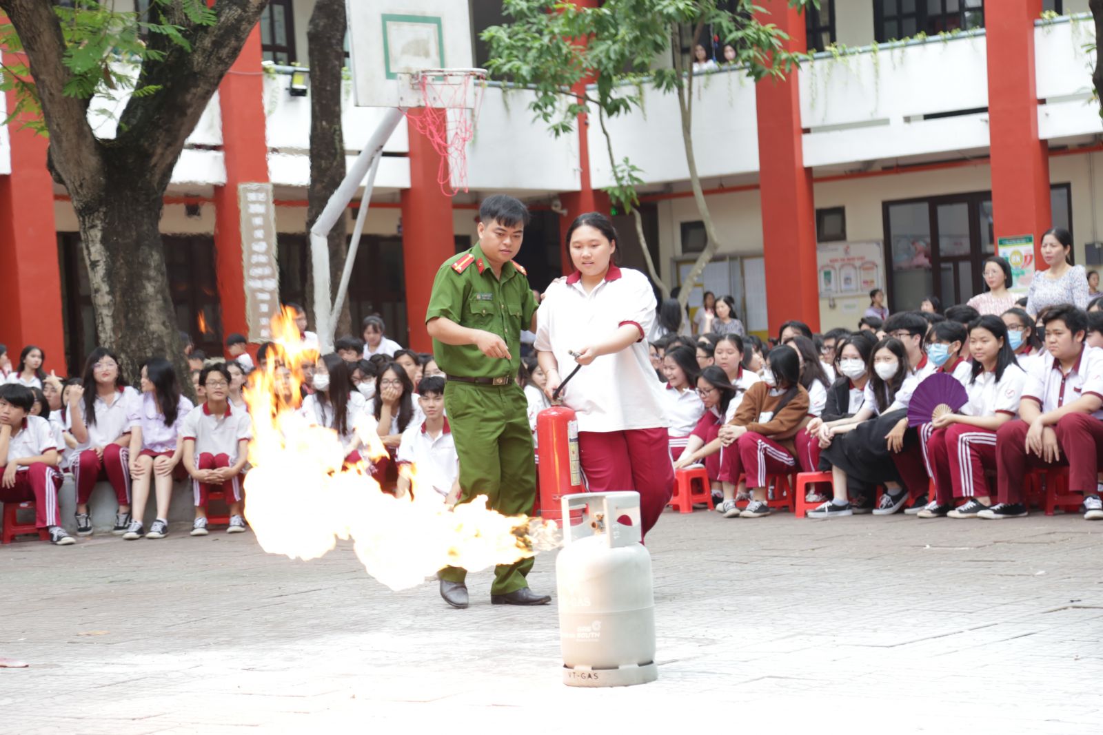 Hướng dẫn học sinh cách sử dụng bình PCCC