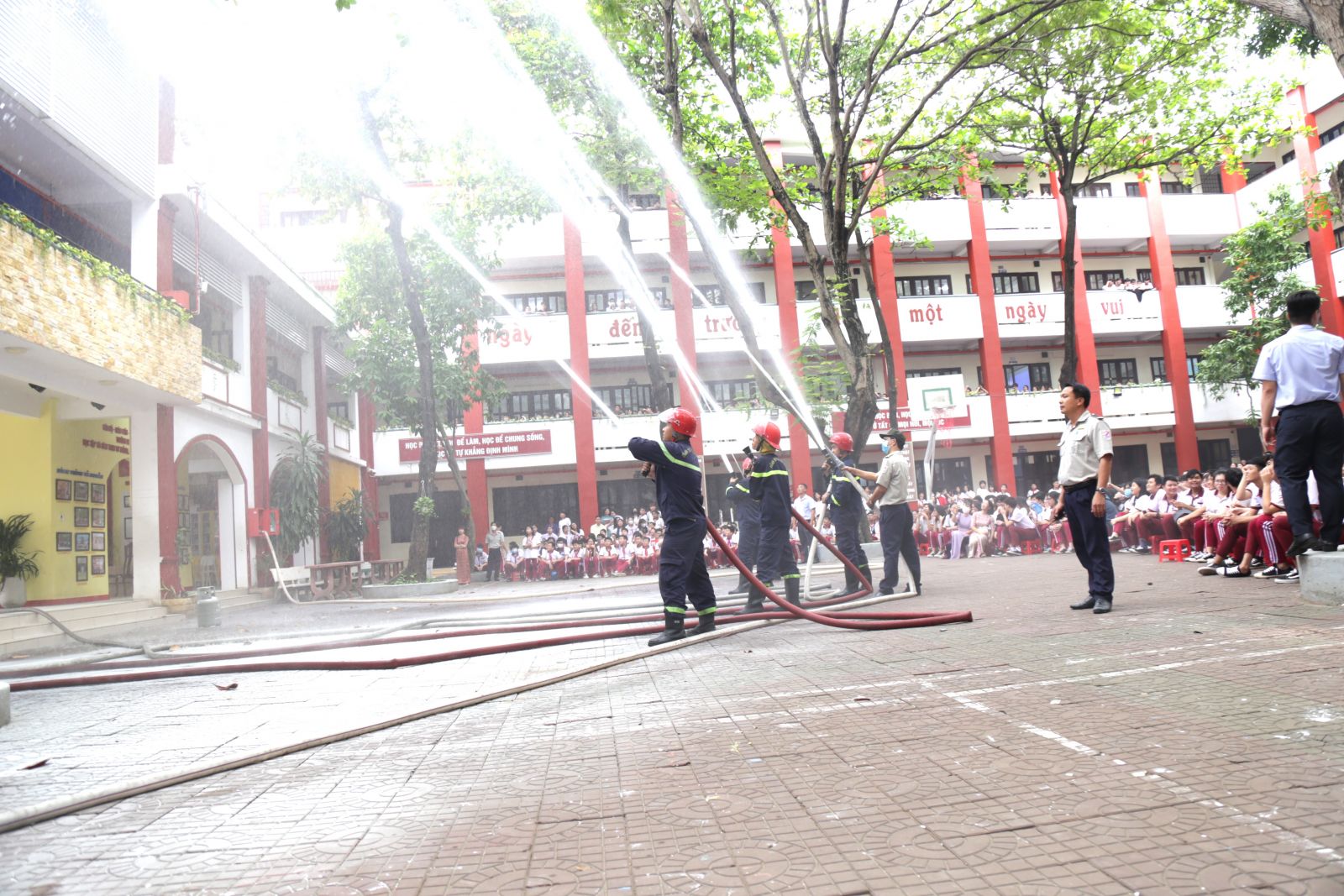 Các chiến sỹ CS PCCC thực hiện phun nước dập tắt đám cháy giả định