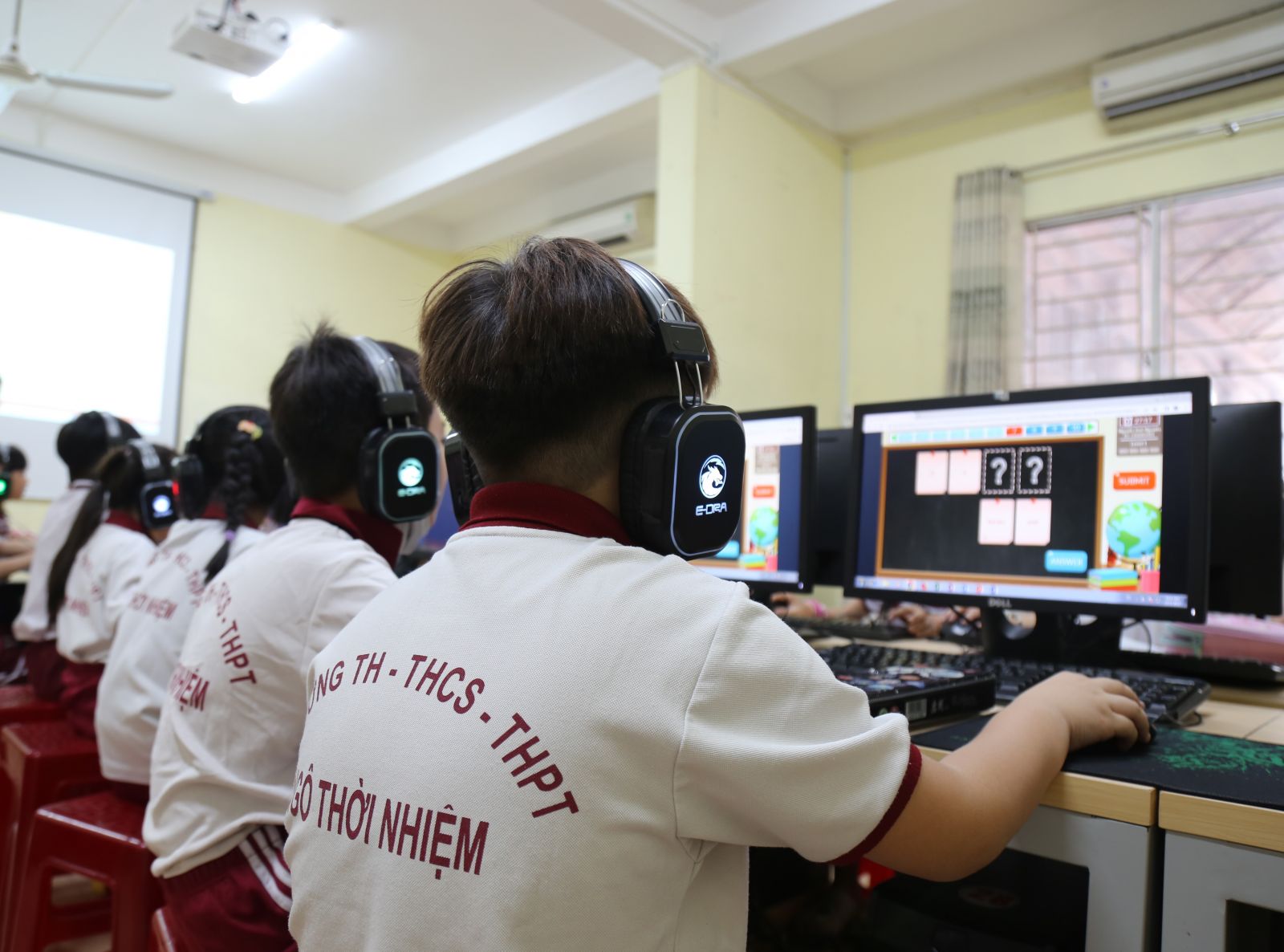 Tổ chức thi Olympic tiếng Anh trên internet cấp trường cho học sinh khối Tiểu học