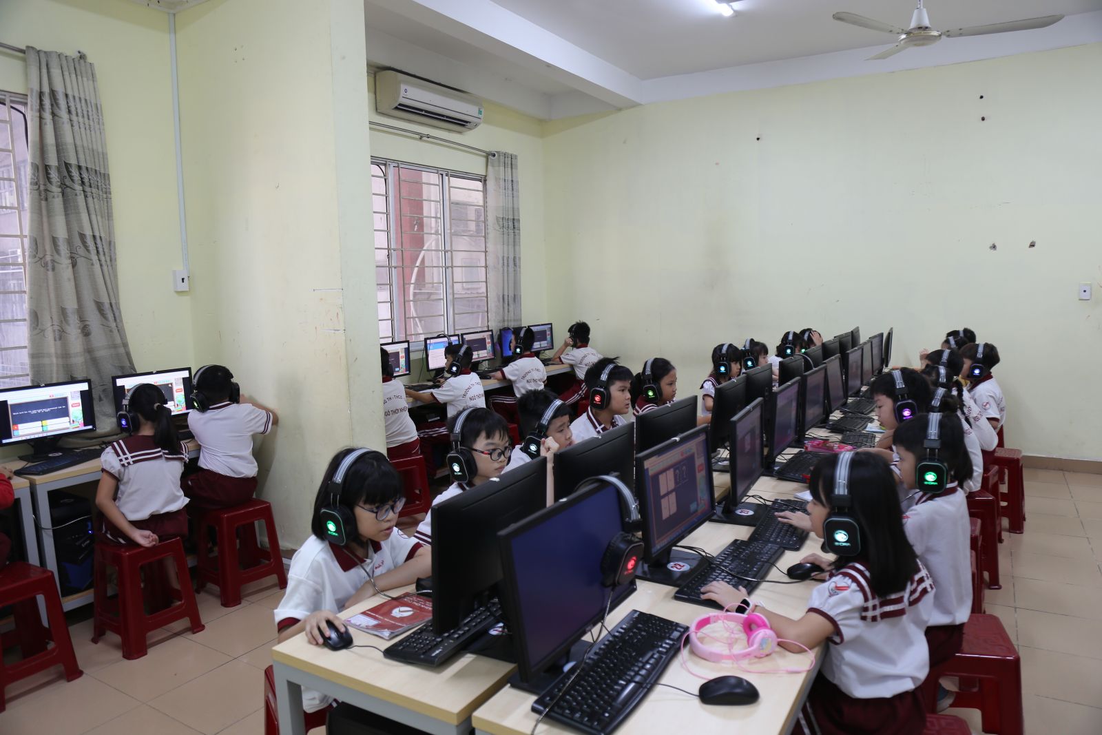 Tổ chức thi Olympic tiếng Anh trên internet cấp trường cho học sinh khối Tiểu học