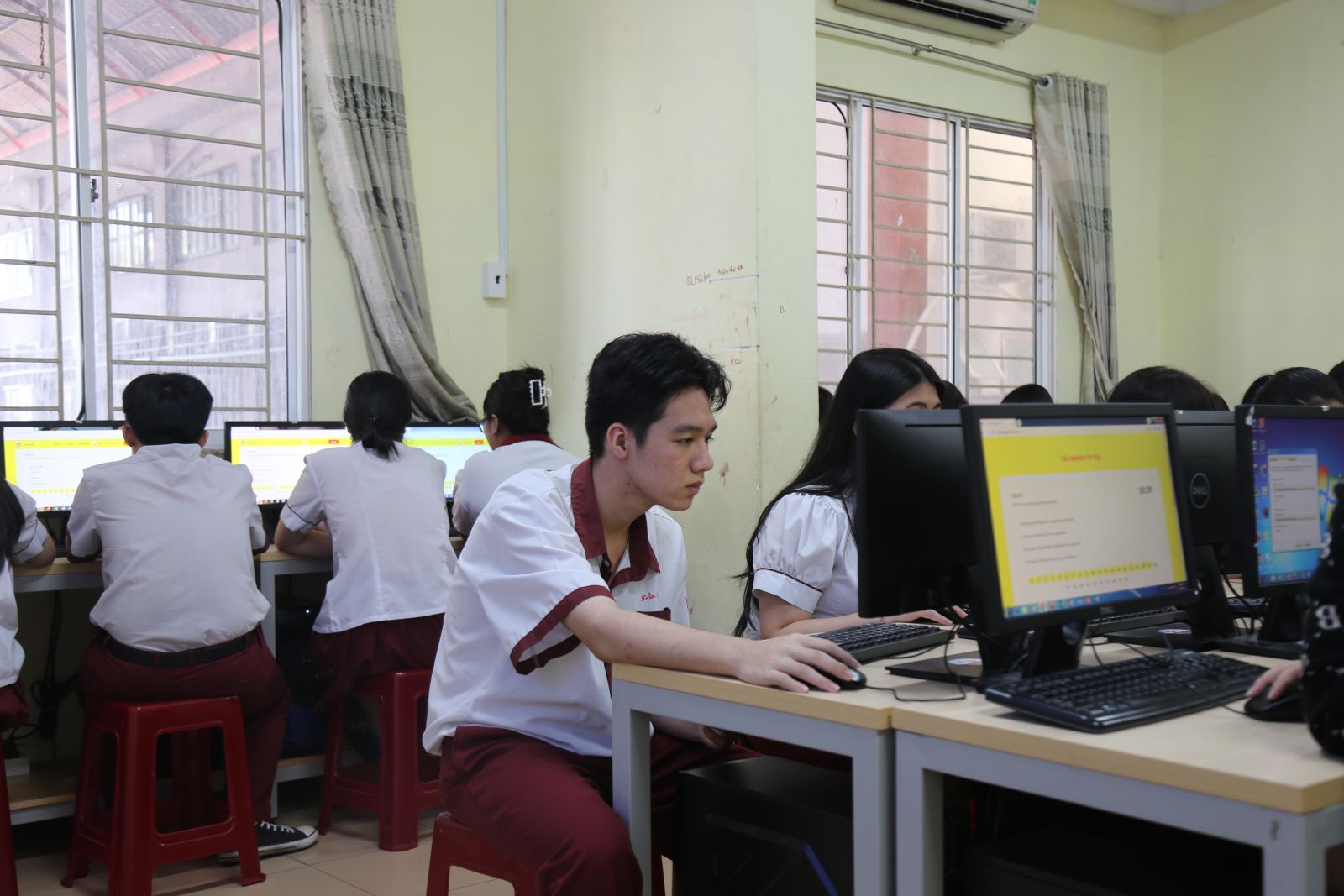 Học sinh thi sơ khảo bằng hình thức trắc nghiệm