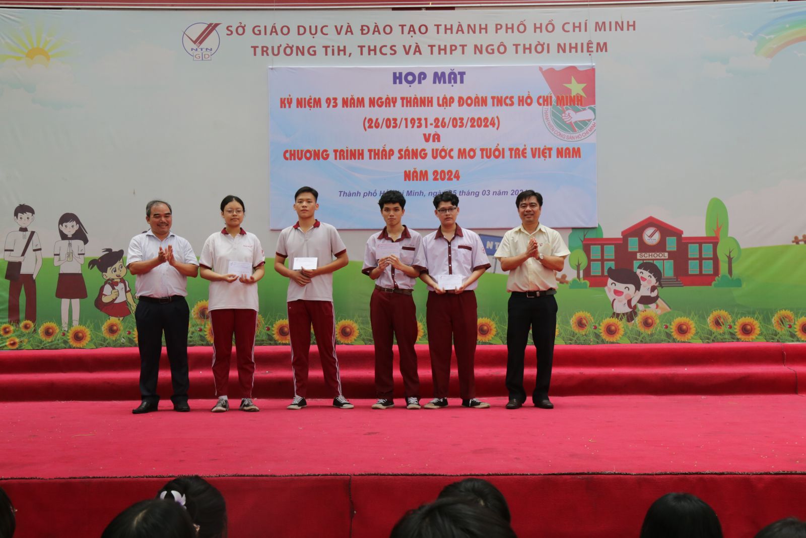 Tặng học bổng cho đoàn viên có hoàn cảnh khó khăn, biết vươn lên trong học tập