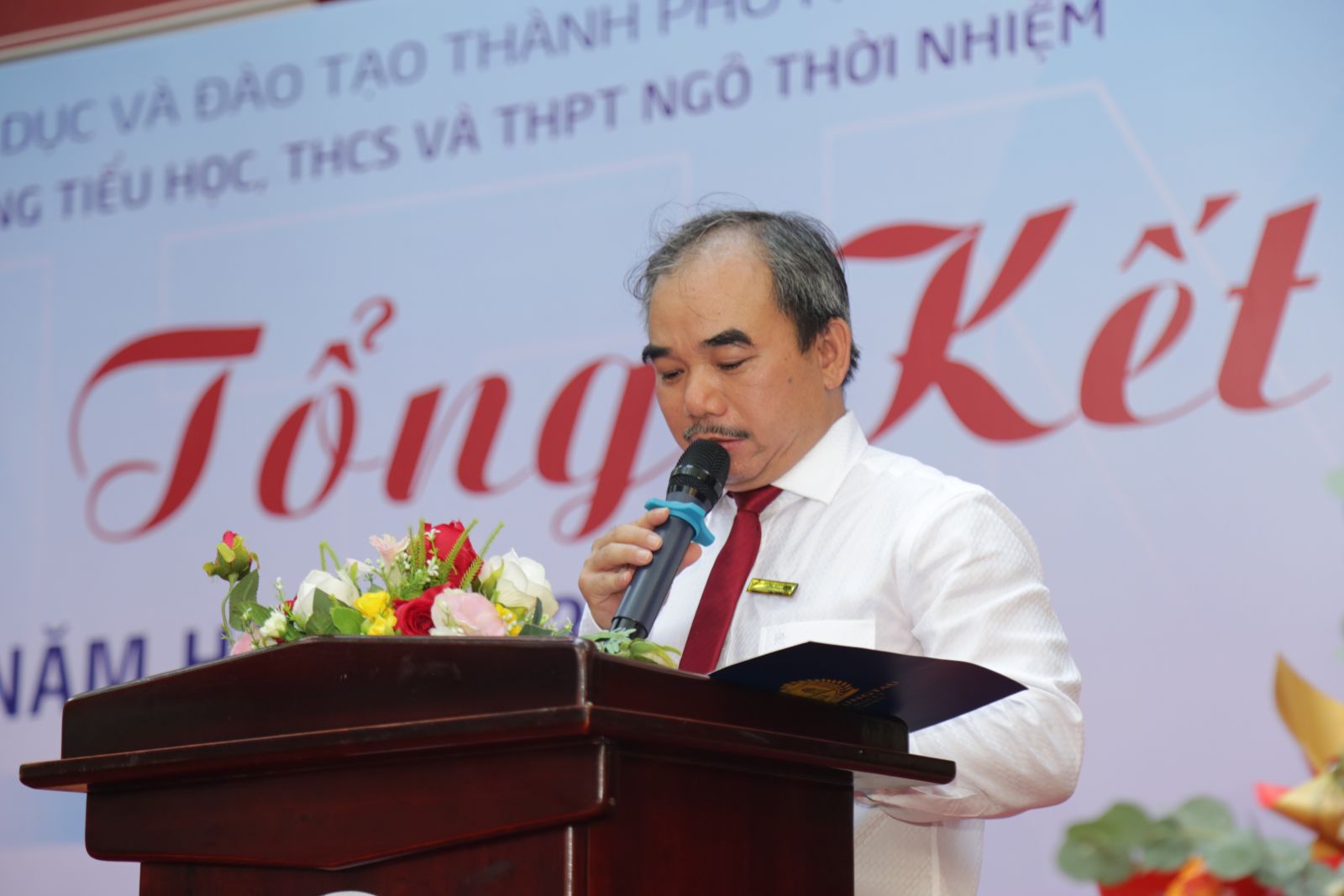 Thầy Tưởng Nguyên Sự - Hiệu trưởng trường Ngô Thời Nhiệm báo cáo kết quả học tập trong năm học 2023-2024