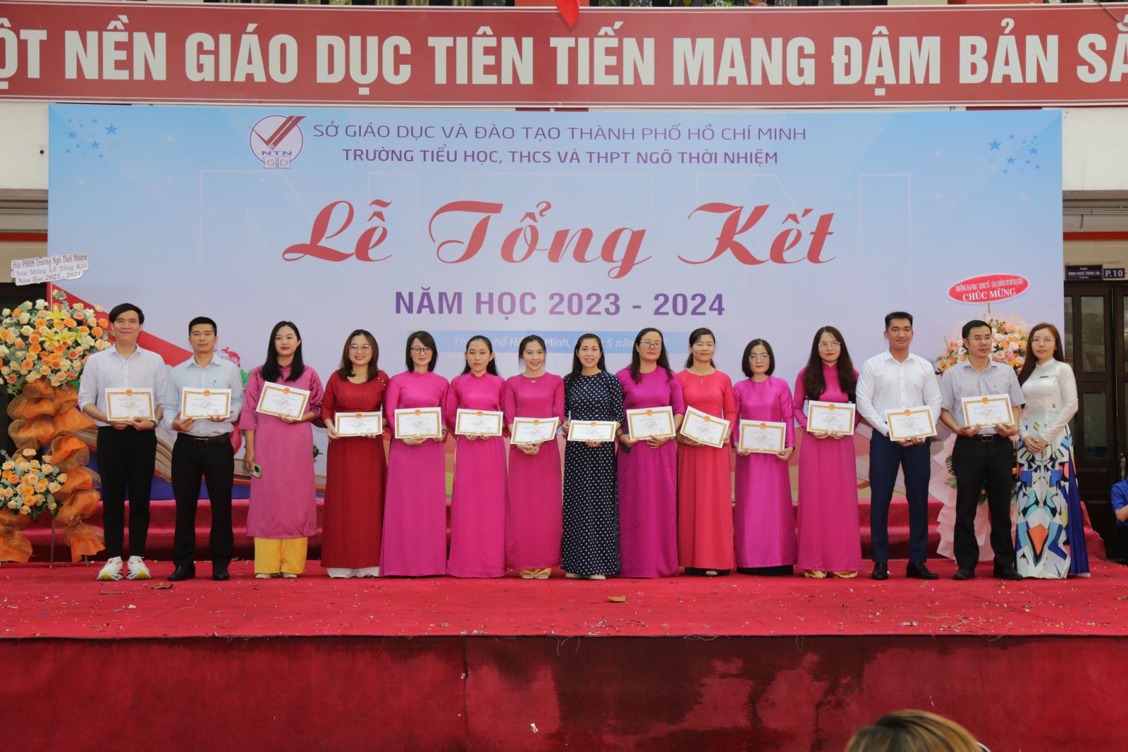 Khen thưởng giáo viên có nhiều thành tích trong dạy học và hoạt động phong trào