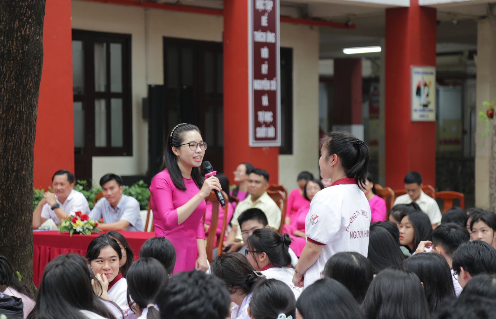 Học hinh trả lời câu hỏi của cô Trịnh Thị Thanh Vinh về giáo dục giới tính - Ảnh: Diep Nguyen Pro