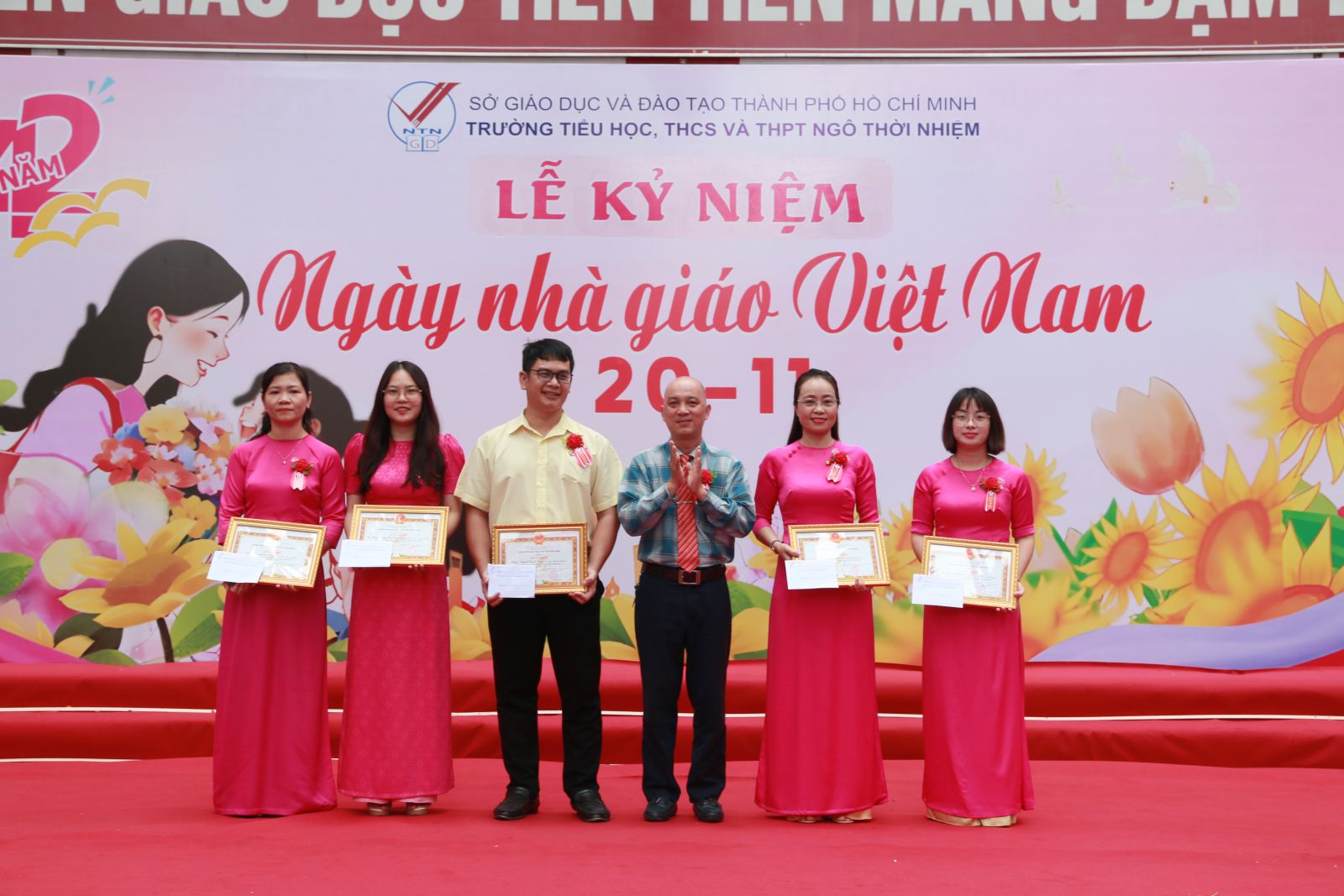 42 năm Ngày Nhà giáo Việt Nam: tôn vinh những người lái đò thầm lặng, những người đã và đang cống hiến cho sự nghiệp trồng người
