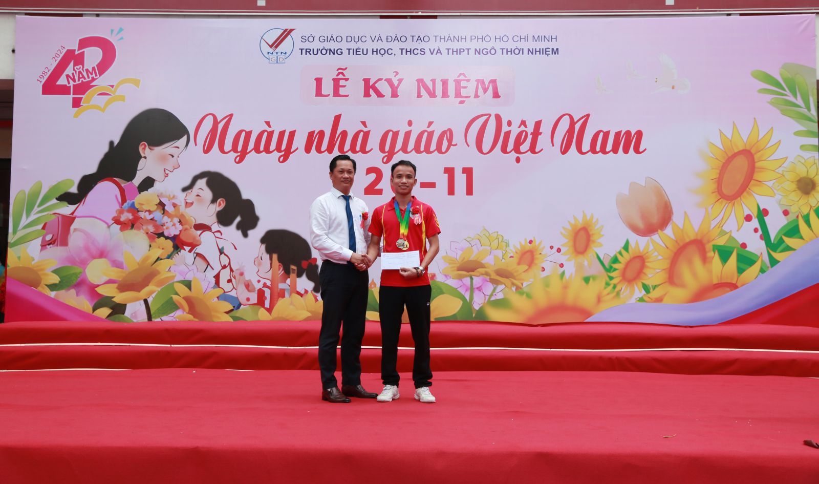 42 năm Ngày Nhà giáo Việt Nam: tôn vinh những người lái đò thầm lặng, những người đã và đang cống hiến cho sự nghiệp trồng người