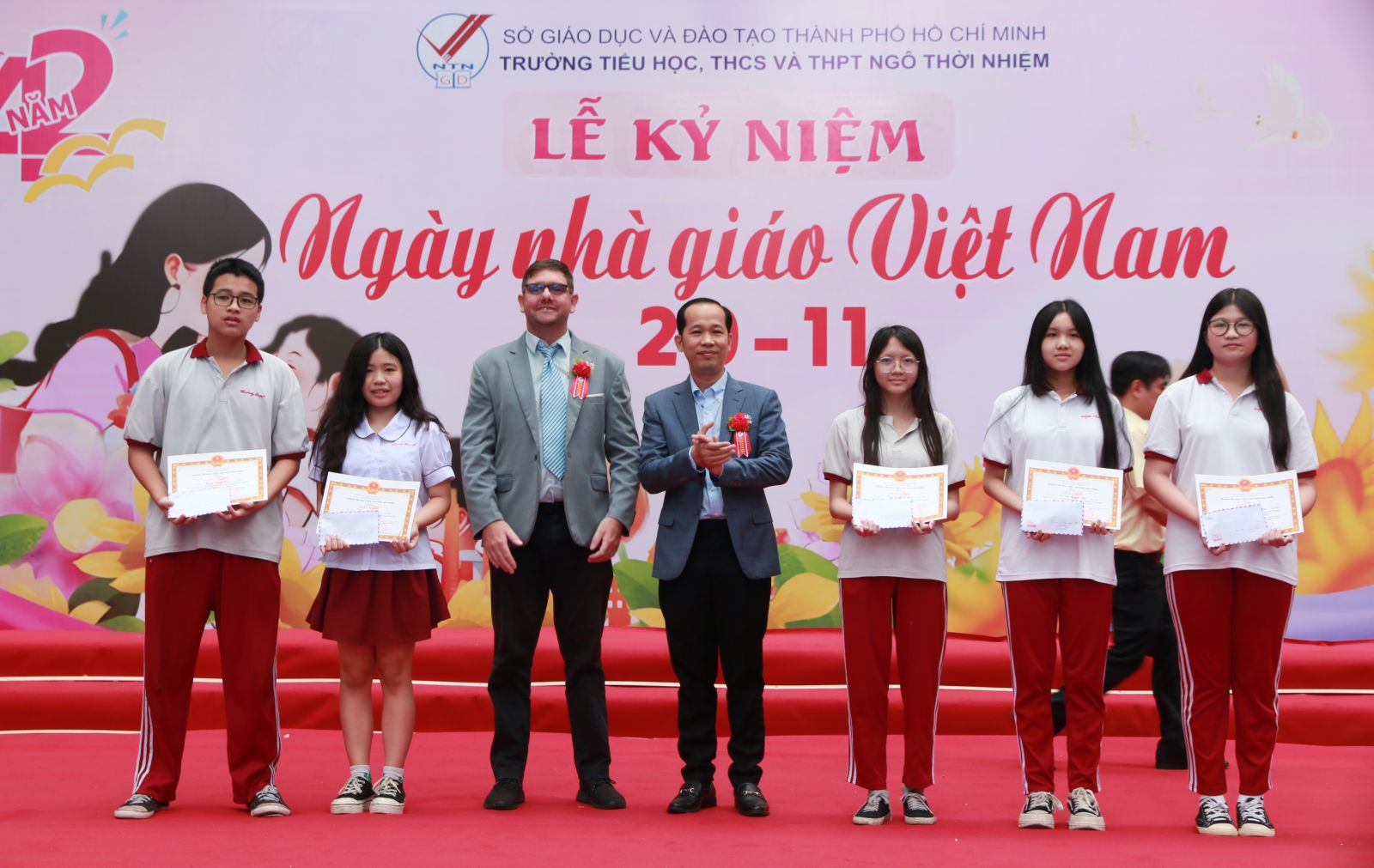 42 năm Ngày Nhà giáo Việt Nam: tôn vinh những người lái đò thầm lặng, những người đã và đang cống hiến cho sự nghiệp trồng người