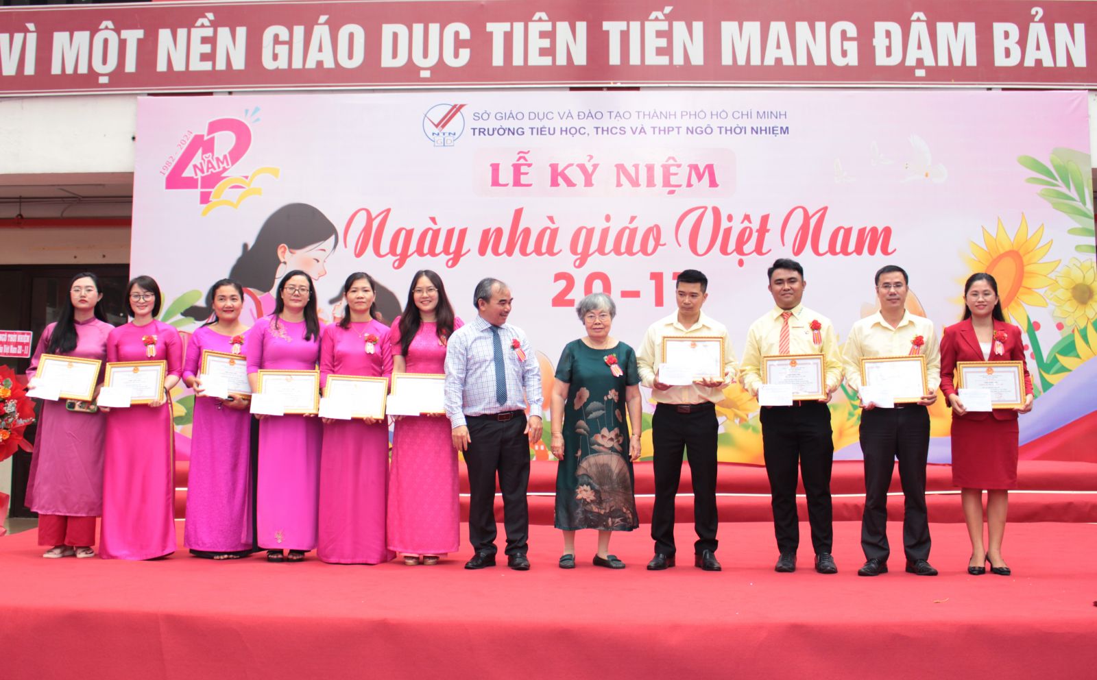 42 năm Ngày Nhà giáo Việt Nam: tôn vinh những người lái đò thầm lặng, những người đã và đang cống hiến cho sự nghiệp trồng người